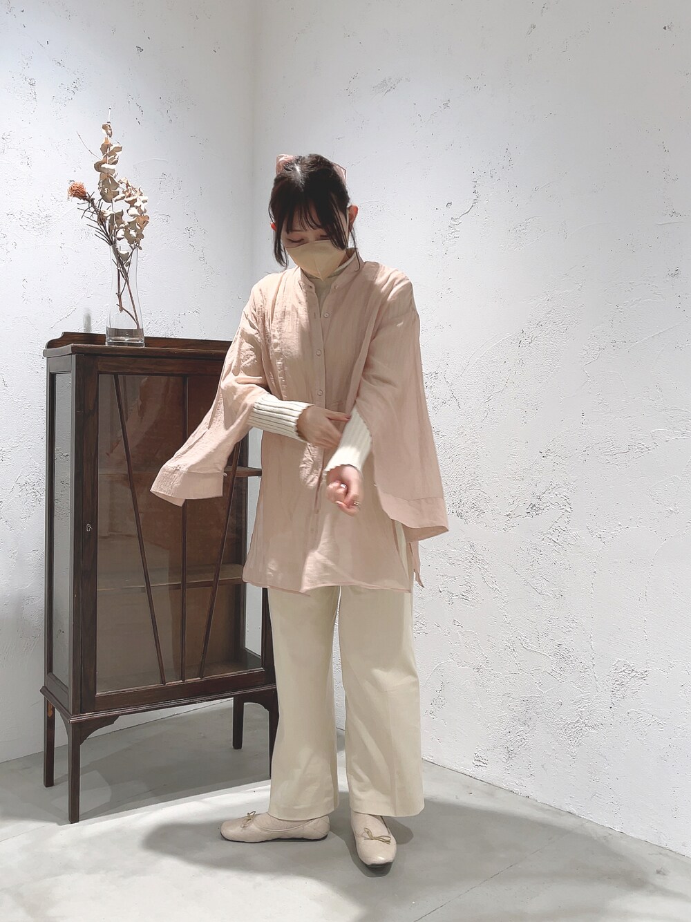 「春服デビュー宣言、春服、春服みてみて、パンツコーデ、タックワイドパンツ、ユニクロ、ワントーンコーデ、スリット、大人可愛い、レイヤードスタイル、シアーシャツ、キレイめコーデ」｜「UNIQLOのアイテム（スラックス、ベージュ系）」を使った、みぎみみさん（レディース・161cm）の春コーディネートの1枚目の写真