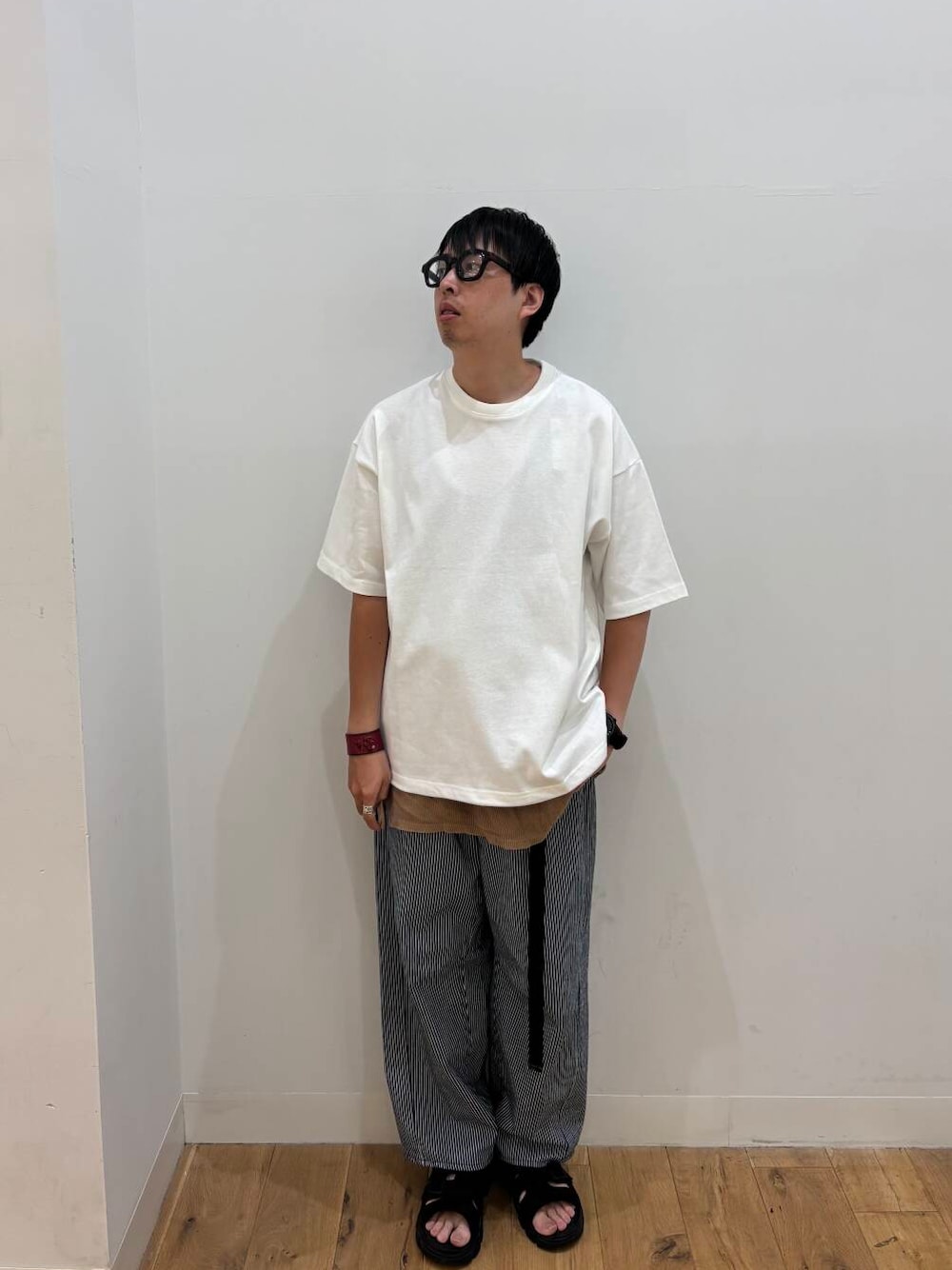 「アーバンリサーチ、センスオブプレイス、モード、ワイドパンツ、カジュアル、キレイめ、モノトーン、ラフ、URBANRESEARCH、サンダル、ブラック、グレー、チャコール、ootd、クラシック」｜「SENSE OF PLACE by URBAN RESEARCHのアソートドローコードショートスリーブTシャツ（Tシャツ/カットソー、ホワイト系）」を使った、＊キミヲ＊さん（メンズ・174cm）の夏コーディネートの1枚目の写真