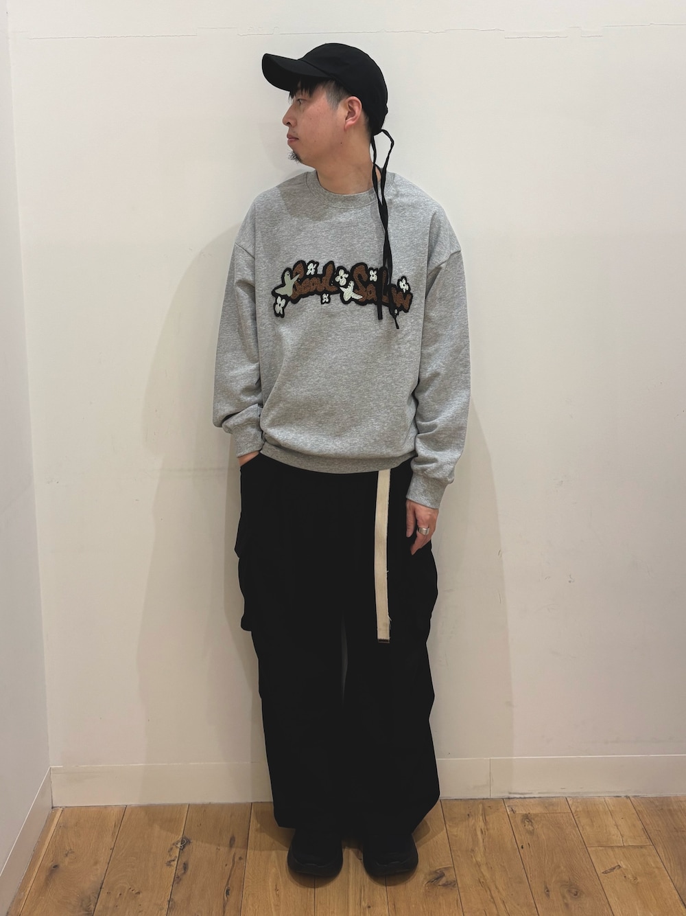 グレー系のスウェット、ブラック系のその他パンツ、ブラック系のキャップを着用したメンズの冬コーディネートの1枚目の写真