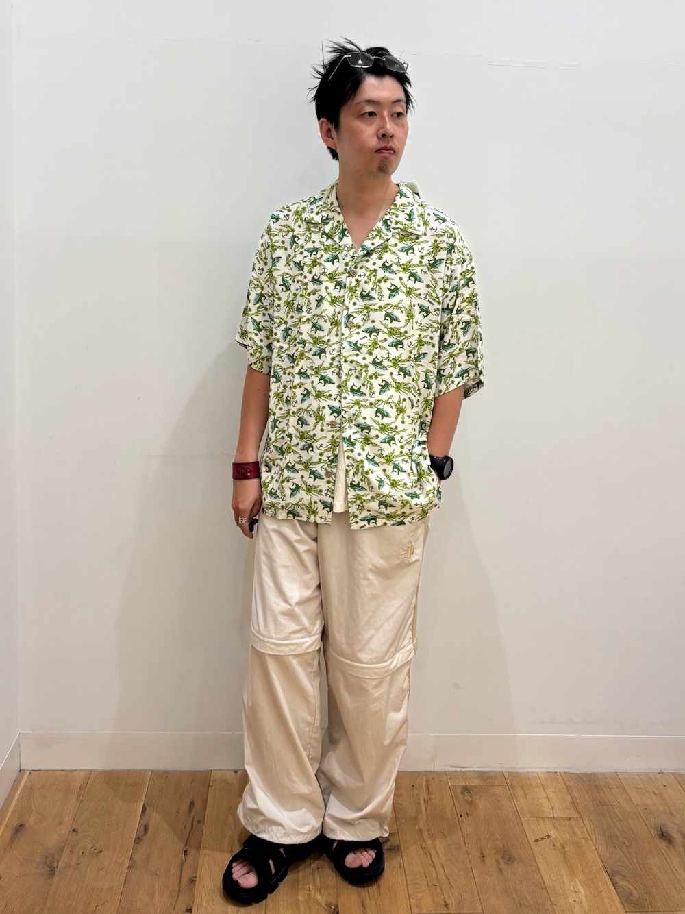 「サングラス、夏コーデ、夏、シャツスタイル、白シャツ、柄シャツ、ootd、カジュアル、サンダル、アイボリー」｜「SHAKAのNEO RALLY AT 22SSモデル（サンダル、ブラック系）」を使った、＊キミヲ＊さん（メンズ・175cm）の夏コーディネートの1枚目の写真