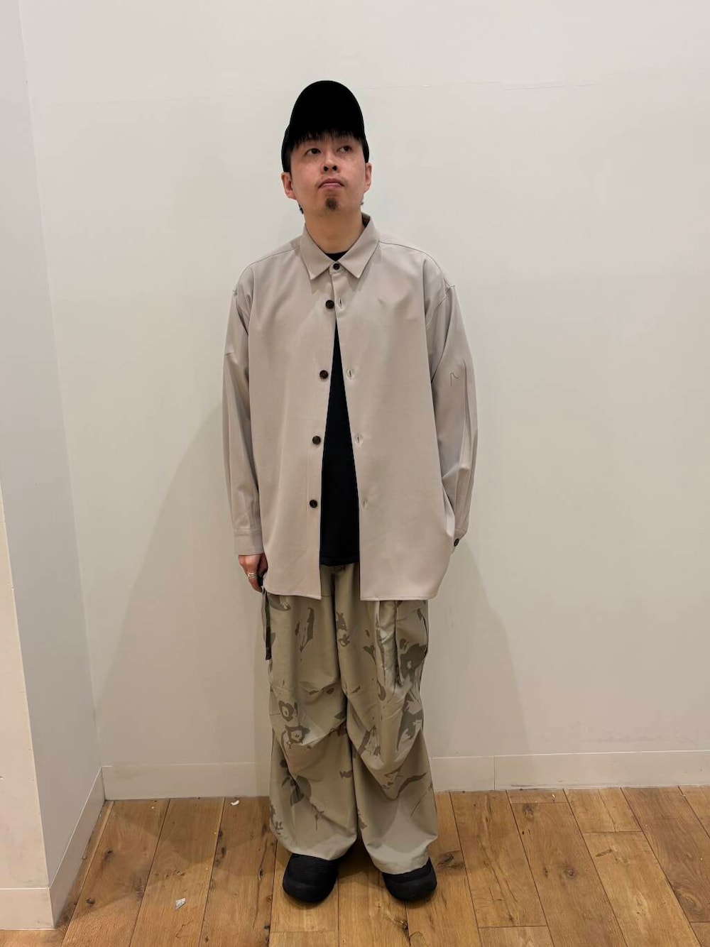 ブラック系のTシャツ/カットソー、ベージュ系のシャツ/ブラウス、ベージュ系のその他パンツを着用したメンズの春コーディネートの1枚目の写真