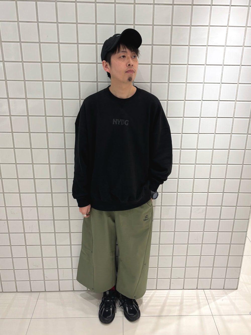 「今日のコーデ、スウェット、スニーカー、黒、ブラック、オーバーサイズ、センスオブプレイス、アーバンリサーチ、ootd、春コーデ」｜「UiscelのUiscel　撥水2WAYオーバーパンツ（その他パンツ、グリーン系）」を使った、＊キミヲ＊さん（メンズ・175cm）の春コーディネートの1枚目の写真