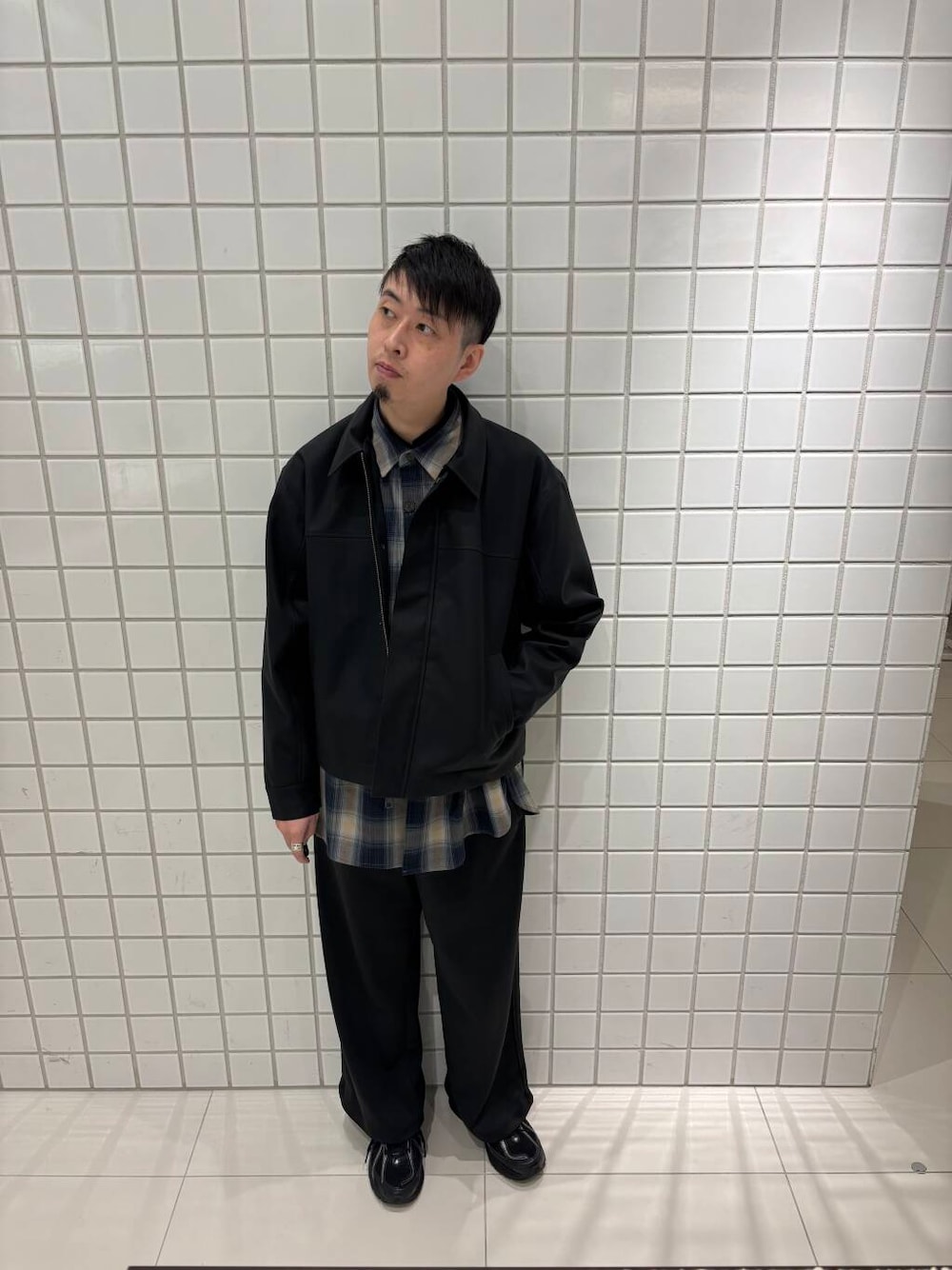 ブラック系のブルゾン、ブルー系のシャツ/ブラウスを着用したメンズの冬コーディネートの1枚目の写真