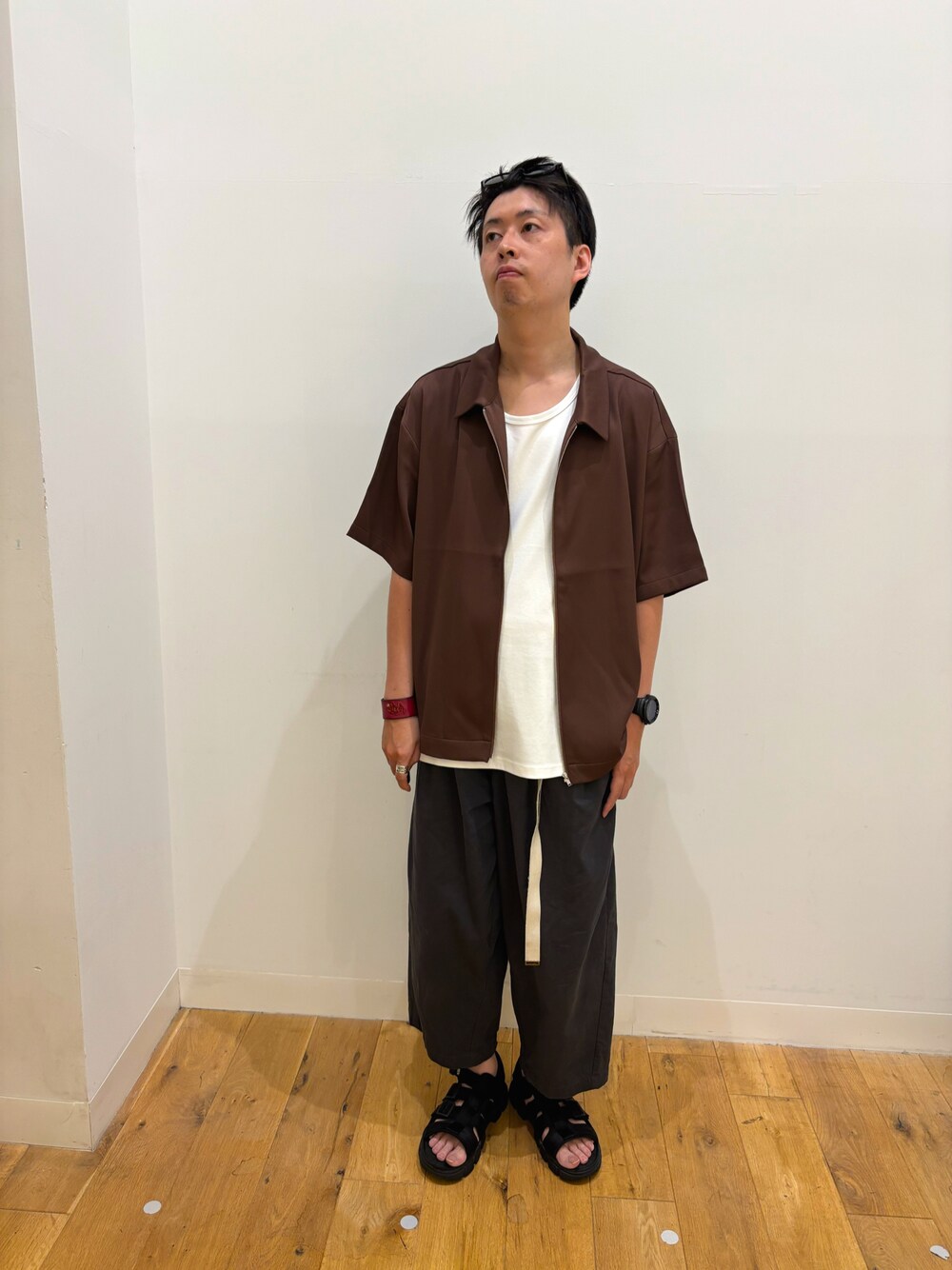 ホワイト系のタンクトップ、ブラウン系のシャツ/ブラウス、グレー系のその他パンツを着用したメンズの夏コーディネートの1枚目の写真