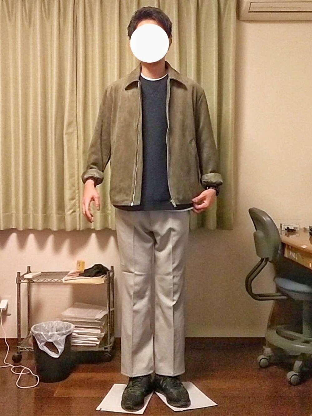 「秋のコーデ、おしゃれさんと繋がりたい、大人カジュアル、大人コーデ、きれいめカジュアル、カジュアル、ブルゾン、ベスト、フレアパンツ、スニーカー、H&M、ネイビー」｜「H&Mのスエードドリズラーブルゾン（ブルゾン、その他）」を使った、Katzさん（メンズ・179cm）の秋コーディネートの1枚目の写真