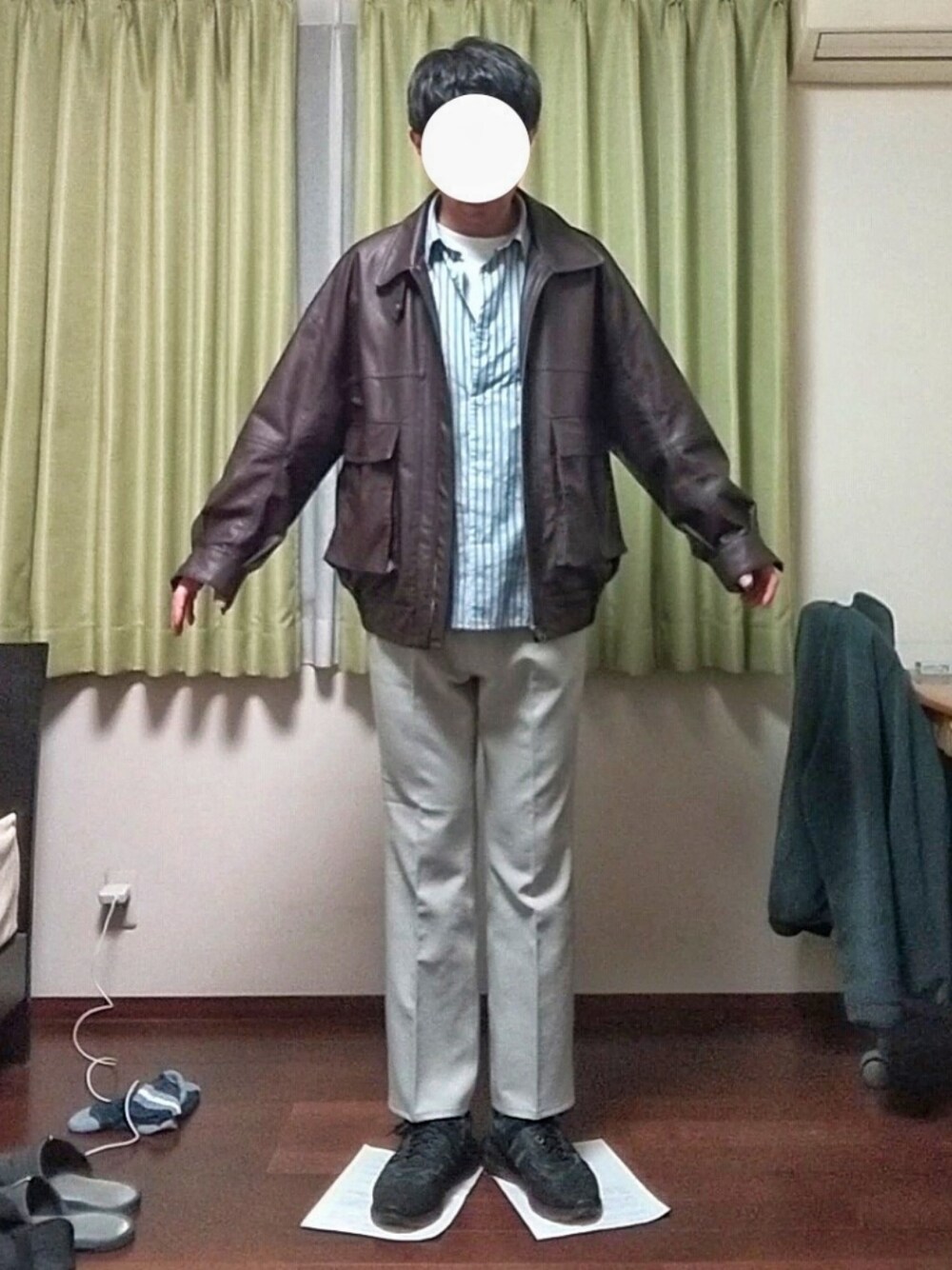 「秋コーデ、冬コーデ、カジュアルコーデ、大人コーデ、休日スタイル、ファッションを楽しもう、おしゃれさんと繋がりたい、ブルゾン、シャツスタイル、ストライプ、フレアパンツ、スラックス、スニーカー」｜「FREAK'S STOREのフェイクレザーブルゾン（ブルゾン、ブラウン系）」を使った、Katzさん（メンズ・179cm）の秋コーディネートの1枚目の写真
