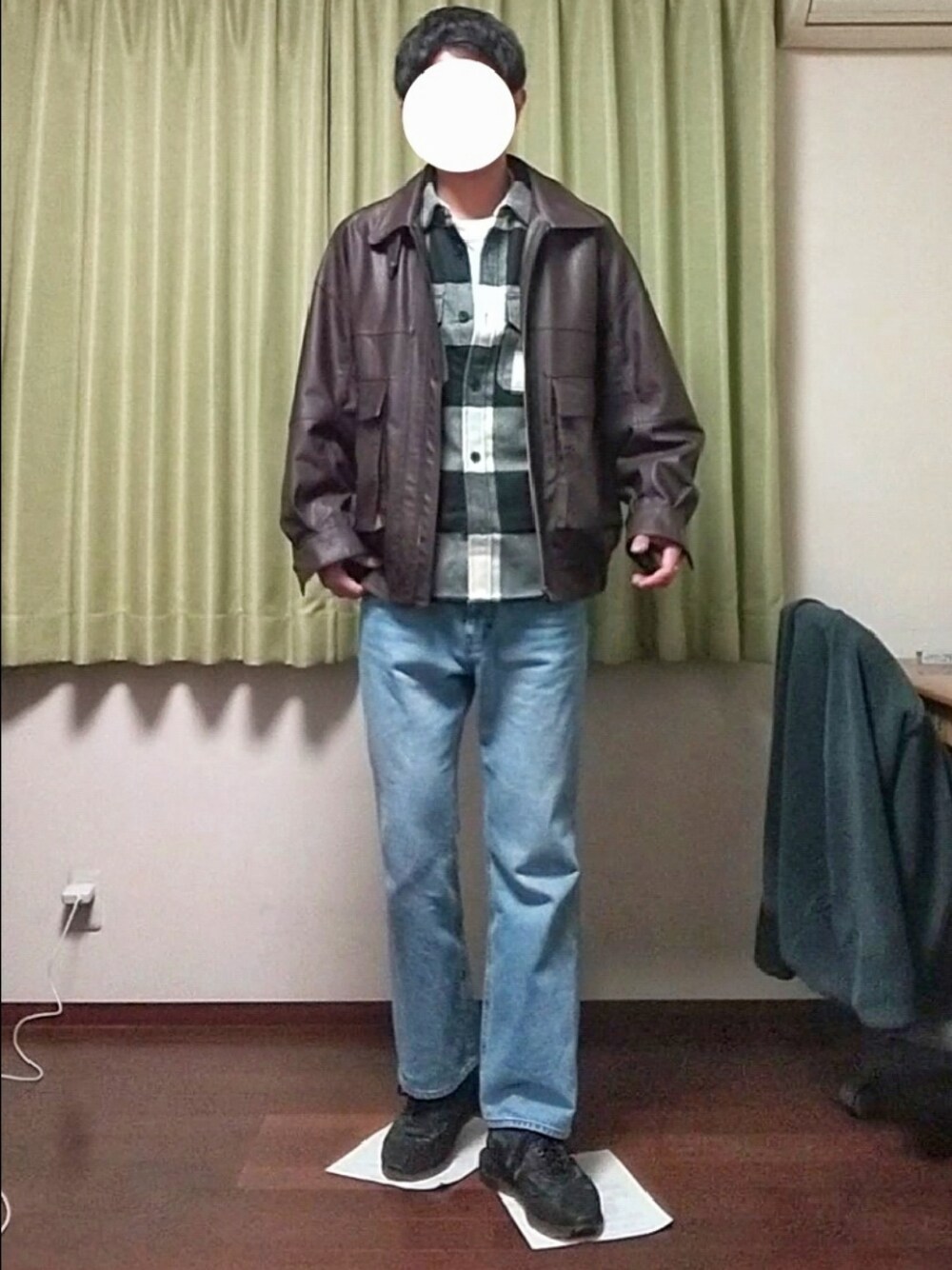 「ファッションを楽しもう、おしゃれさんと繋がりたい、休日コーデ、秋冬コーデ、オトナカジュアル、デニム、秋服、レザー、チェックシャツ、フレアパンツ、スニーカー」｜「FREAK'S STOREのフェイクレザーブルゾン（ブルゾン、ブラウン系）」を使った、Katzさん（メンズ・179cm）の秋コーディネートの1枚目の写真