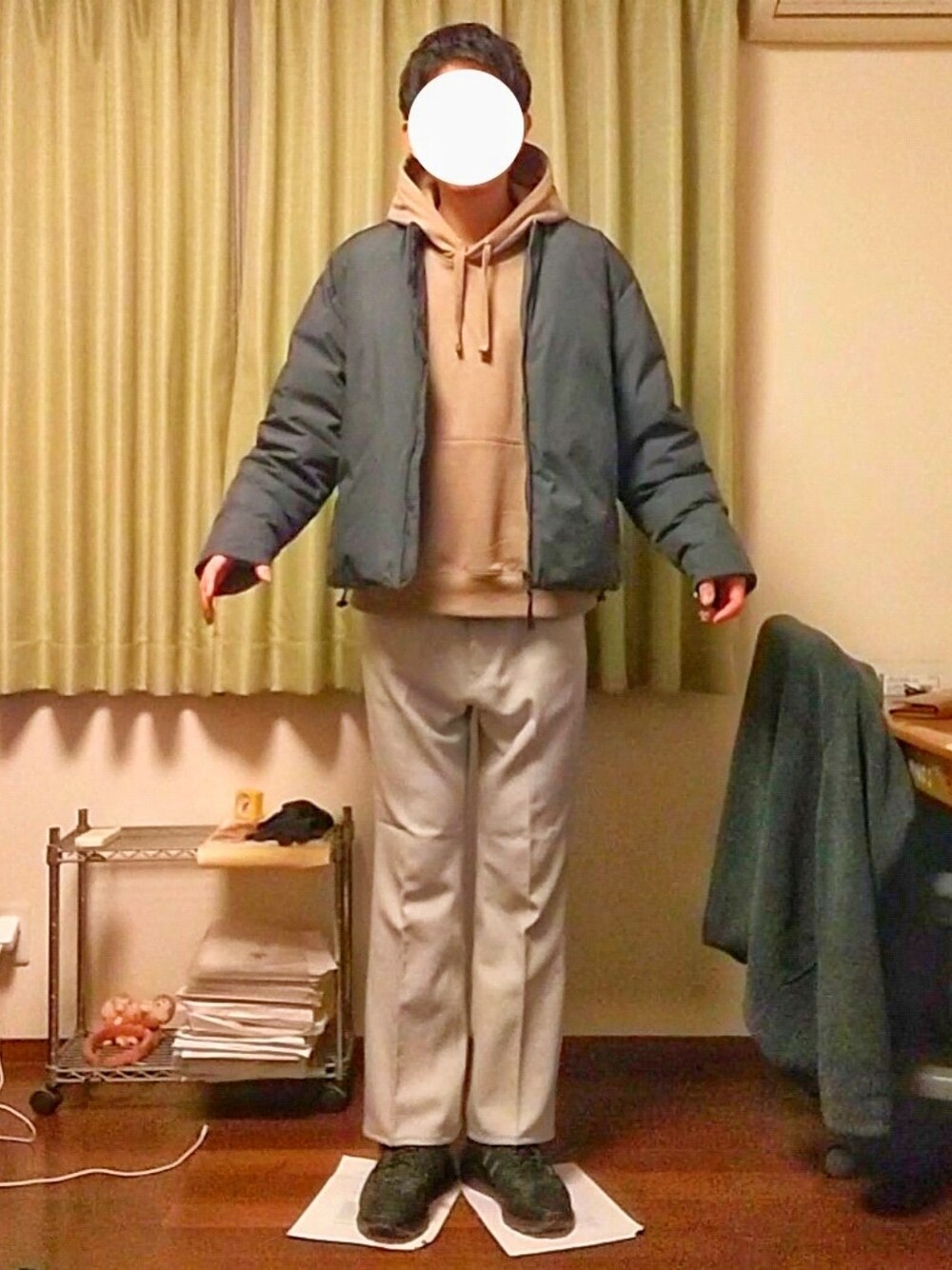 「秋のコーデ、カジュアルコーデ、おしゃれさんと繋がりたい、秋冬、レイヤードスタイル、MA-1、ダウンジャケット、パーカー、H&M、フレアパンツ、スニーカー」｜「H&MのMA-1ダウンジャケット（ダウンジャケット/コート、グレー系）」を使った、Katzさん（メンズ・179cm）の秋コーディネートの1枚目の写真