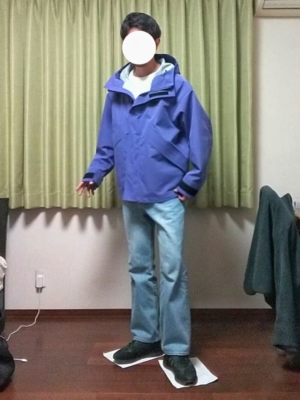 「春、春アウター、シンプル、カジュアル、ラフ、おしゃれさんと繋がりたい、マウンテンパーカー、パーカー、Tシャツ、フレアパンツ、デニム、スニーカー」｜「WILD THINGSの《数量限定追加》【WILDTHINGS 別注】TOOLSTRAP DENALI JACKET/UNISEX/LONG SEASON（マウンテンパーカー、パープル系）」を使った、Katzさん（メンズ・179cm）の春コーディネートの1枚目の写真