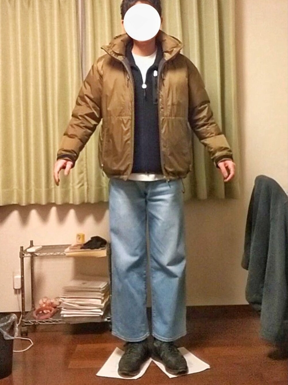 「冬コーデ、カジュアル、オトナカジュアル、休日コーデ、おしゃれさんと繋がりたい、ダウンジャケット、ボア、ベスト、Tシャツ、ワイドパンツ、デニム、スニーカー」｜「NANGAの【NANGA Mt.&Sea】オーロラダウンジャケット（ダウンジャケット/コート、ベージュ系）」を使った、Katzさん（メンズ・179cm）の冬コーディネートの1枚目の写真