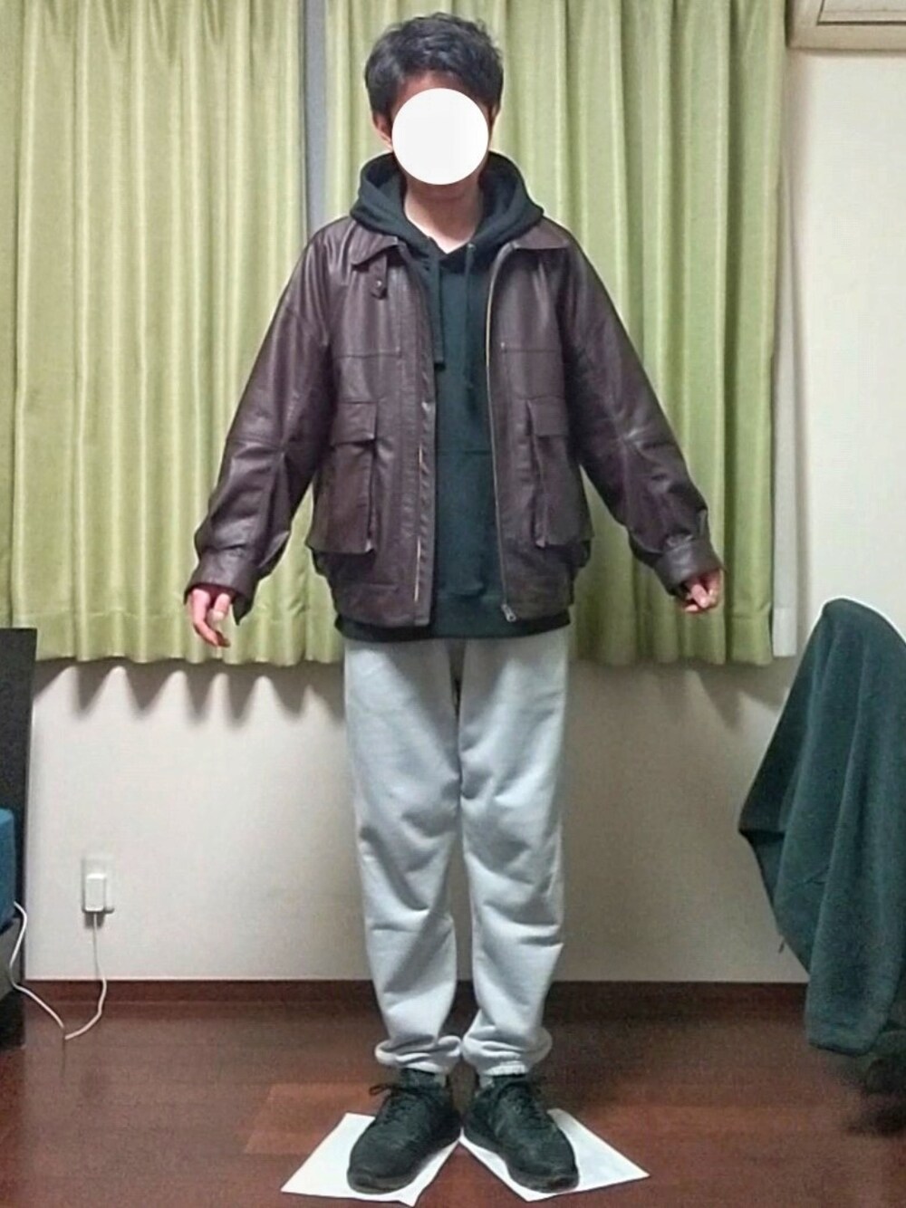 「春コーデ、カジュアルコーデ、カジュアル、ラフ、ラクチンコーデ、おしゃれさんと繋がりたい、レザー、ブルゾン、パーカー、スウェット、H&M、スニーカー」｜「FREAK'S STOREのフェイクレザーブルゾン（ブルゾン、ブラウン系）」を使った、Katzさん（メンズ・179cm）の春コーディネートの1枚目の写真
