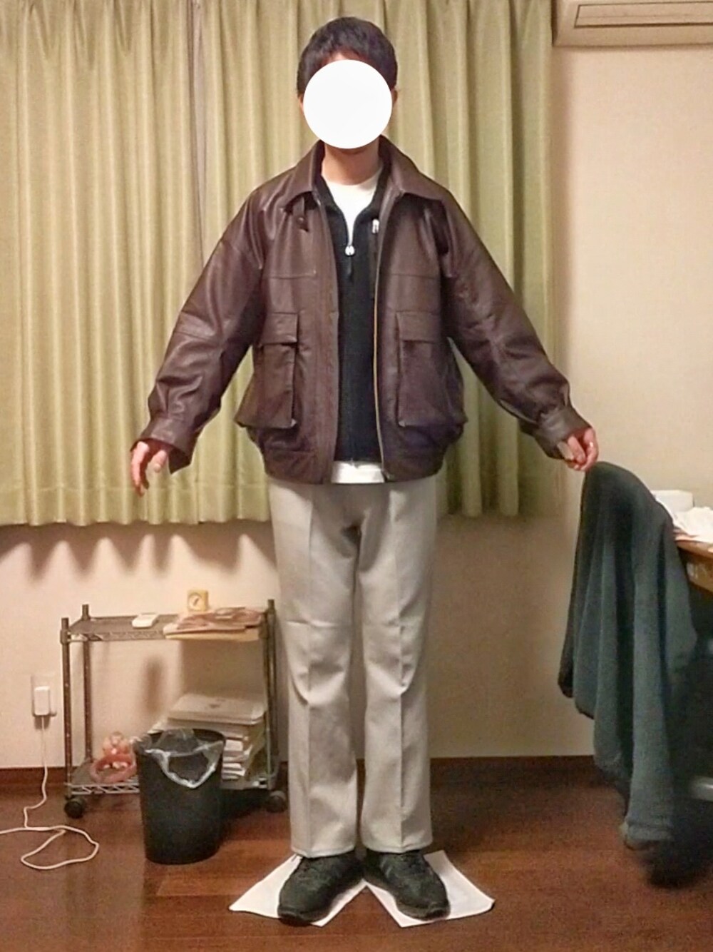「春、冬コーデ、カジュアル、お洒落さんとつながりたい、大人コーデ、レザージャケット、ボア、ベスト、H&M、Tシャツ、UNIQLO、フレアパンツ、スニーカー」｜「FREAK'S STOREのフェイクレザーブルゾン（ブルゾン、ブラウン系）」を使った、Katzさん（メンズ・179cm）の冬コーディネートの1枚目の写真