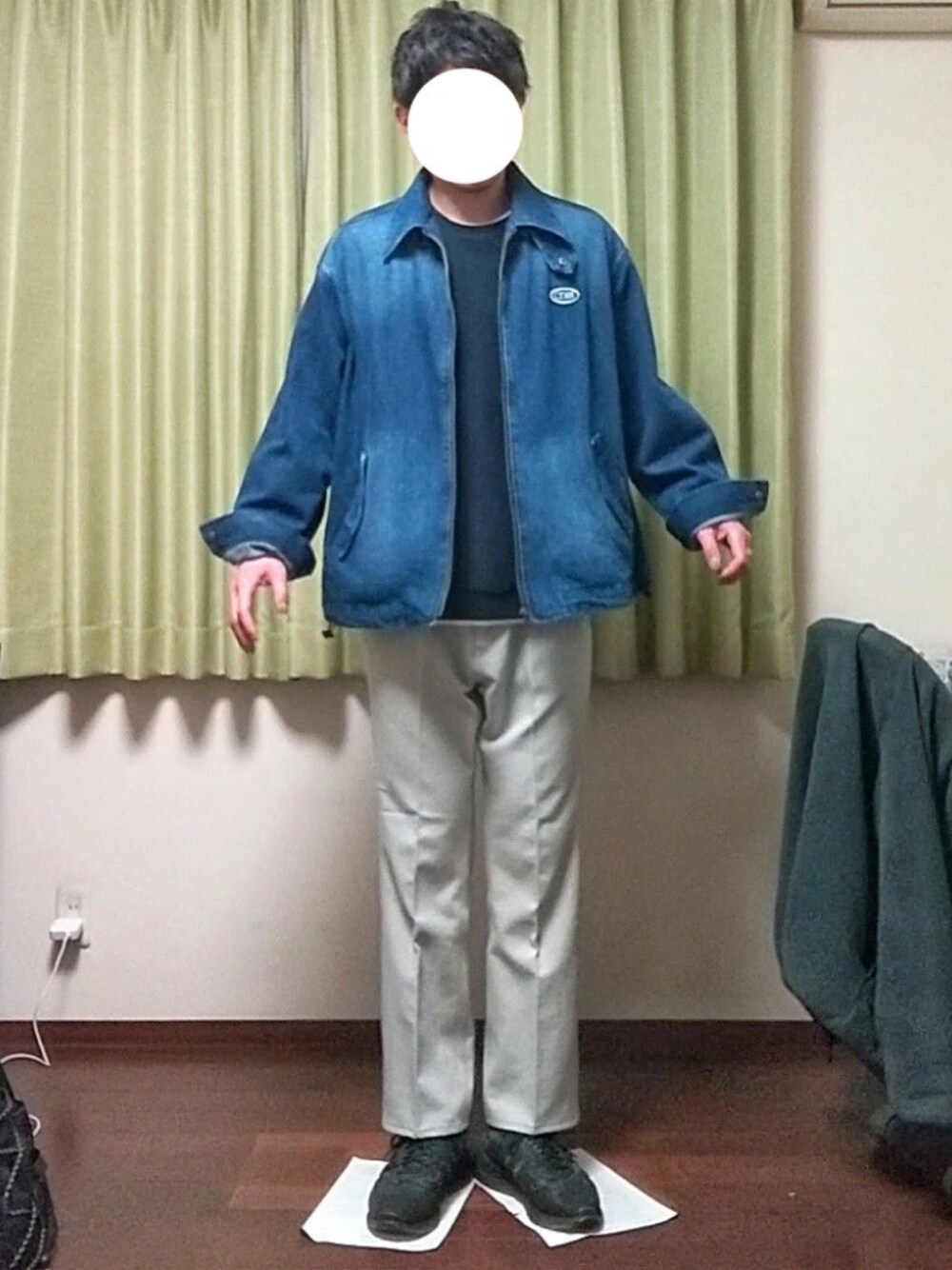 「春コーデ、カジュアル、今日のコーデ、ラフ、プチプラ、おしゃれさんと繋がりたい、デニム、ブルゾン、ベスト、Tシャツ、フレアパンツ、スニーカー」｜「MONO-MARTの【CODDERR】サークルロゴ刺繍 オーバーサイズブラストデニムブルゾン コーチジャケット（ブルゾン、ブルー系）」を使った、Katzさん（メンズ・179cm）の春コーディネートの1枚目の写真