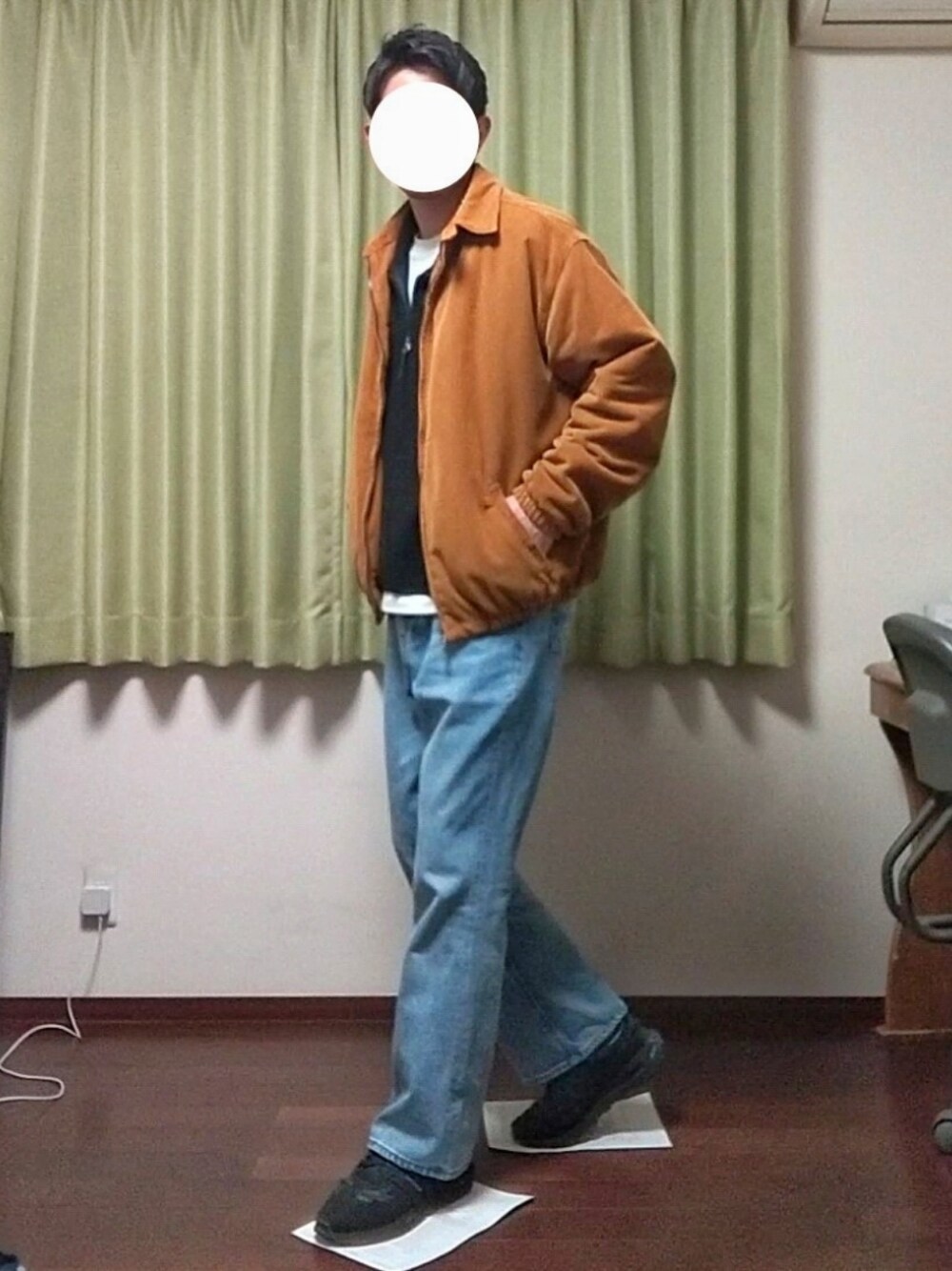 「休日スタイル、冬コーデ、カジュアルコーデ、大人カジュアル、プチプラ、おしゃれさんと繋がりたい、コーデュロイ、ZARA、ベスト、H&M、Tシャツ、UNIQLO、デニム、フレアパンツ、スニーカー」｜「ZARAのコーデュロイドリズラーブルゾン（ブルゾン、イエロー系）」を使った、Katzさん（メンズ・179cm）の冬コーディネートの1枚目の写真