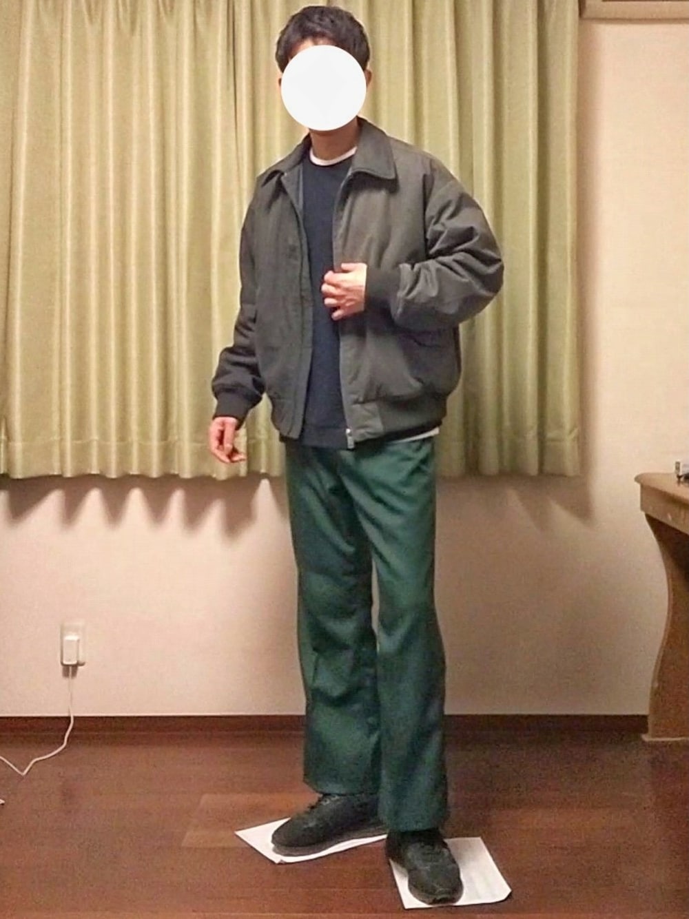 「春コーデ、カジュアル、オトナカジュアル、プチプラ、お洒落さんとつながりたい、ブルゾン、H&M、ベスト、Tシャツ、UNIQLO、フレアパンツ、スニーカー」｜「H&Mのドリズラーブルゾン（ブルゾン、グレー系）」を使った、Katzさん（メンズ・179cm）の春コーディネートの1枚目の写真