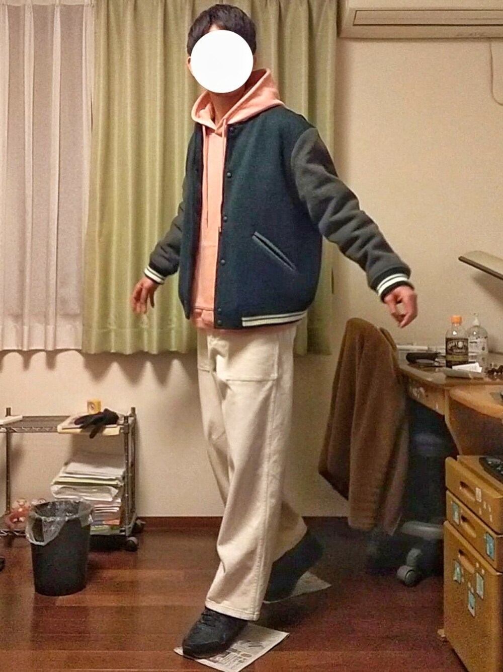 「オトナカジュアル、お洒落さんとつながりたい、レイヤードスタイル、春コーデ、ビッグシルエット、スタジャン、ZARA、パーカー、ワイドパンツ、デニム、スニーカー」｜「ZARAのアイテム（スタジャン、グリーン系）」を使った、Katzさん（メンズ・179cm）の冬コーディネートの2枚目の写真