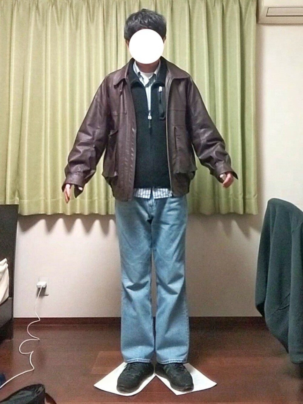 「ファッションを楽しもう、休日コーデ、秋冬コーデ、大人カジュアル、大人コーデ、冬コーデ、レザー、レイヤードスタイル、ボア、ベスト、シャツスタイル、デニム、フレアパンツ、スニーカー」｜「FREAK'S STOREのフェイクレザーブルゾン（ブルゾン、ブラウン系）」を使った、Katzさん（メンズ・179cm）の秋コーディネートの1枚目の写真