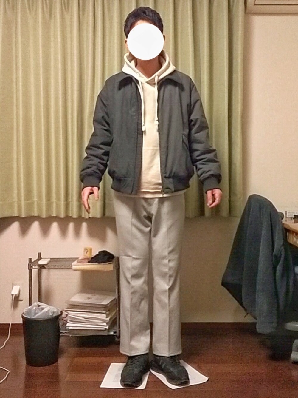 「秋冬コーデ、オトナカジュアル、おしゃれさんと繋がりたい、ラフ、モノトーン、ブルゾン、H&M、パーカー、フレアパンツ、スニーカー」｜「H&Mのドリズラーブルゾン（ブルゾン、グレー系）」を使った、Katzさん（メンズ・179cm）の冬コーディネートの1枚目の写真