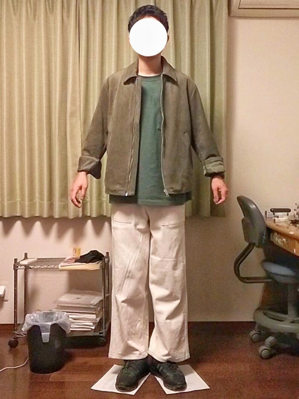 「秋コーデ、大人カジュアル、大人コーデ、秋、休日コーデ、おしゃれさんと繋がりたい、ブルゾン、H&M、Tシャツ、カーキ、ワイドパンツ、デニム、スニーカー」｜「H&Mのスエードドリズラーブルゾン（ブルゾン、その他）」を使った、Katzさん（メンズ・179cm）の秋コーディネートの1枚目の写真