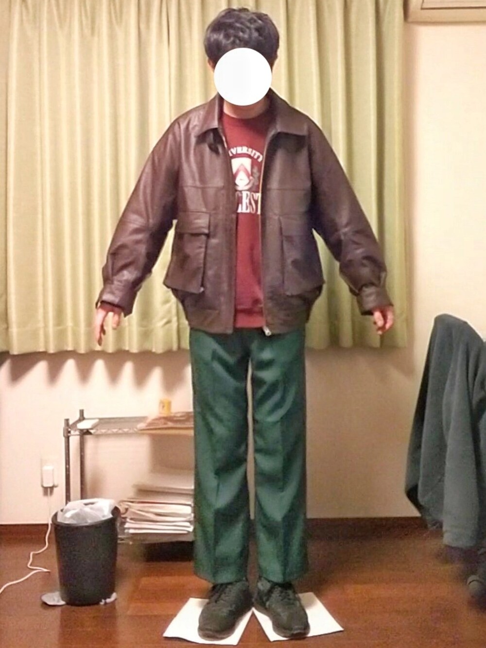「おしゃれさんと繋がりたい、カジュアル、ラフ、レザージャケット、スウェット、フレアパンツ、スニーカー」｜「FREAK'S STOREのフェイクレザーブルゾン（ブルゾン、ブラウン系）」を使った、Katzさん（メンズ・179cm）の冬コーディネートの1枚目の写真