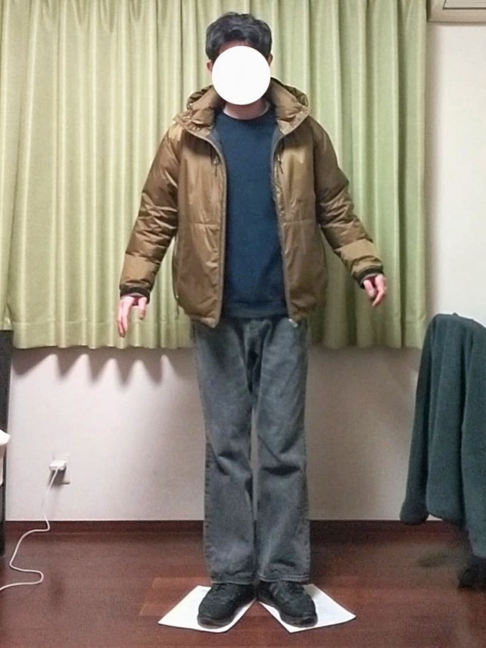 「今日のコーデ、おしゃれさんと繋がりたい、カジュアル、シンプル、オトナカジュアル、冬コーデ、ラフ、ダウンジャケット、ベスト、Tシャツ、フレアパンツ、デニム、スニーカー」｜「NANGAの【NANGA Mt.&Sea】オーロラダウンジャケット（ダウンジャケット/コート、ベージュ系）」を使った、Katzさん（メンズ・179cm）の冬コーディネートの1枚目の写真