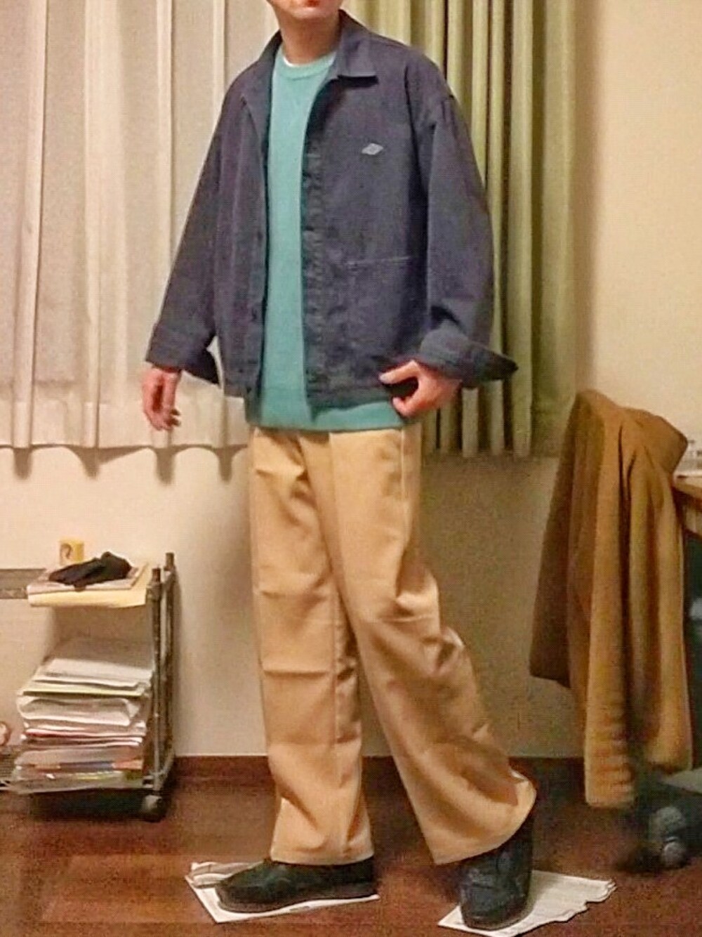 「春、オトナカジュアル、カジュアル、おしゃれさんと繋がりたい、ブルゾン、ベスト、Tシャツ、スラックス、スニーカー」｜「DANTONの【DANTON】カツラギショートジャケット MHT MEN（その他アウター、ブルー系）」を使った、Katzさん（メンズ・179cm）の春コーディネートの1枚目の写真