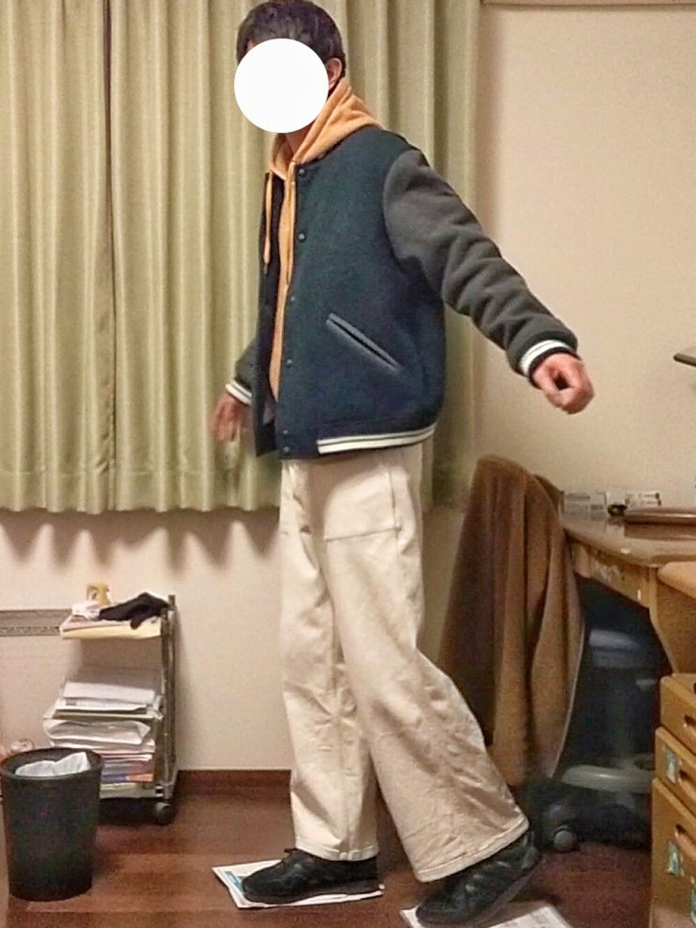 「大人カジュアル、お洒落さんとつながりたい、ラフ、ビッグシルエット、冬コーデ、ZARA、スタジャン、パーカー、デニム、ワイドパンツ、スニーカー」｜「ZARAのアイテム（スタジャン、グリーン系）」を使った、Katzさん（メンズ・179cm）の冬コーディネートの2枚目の写真