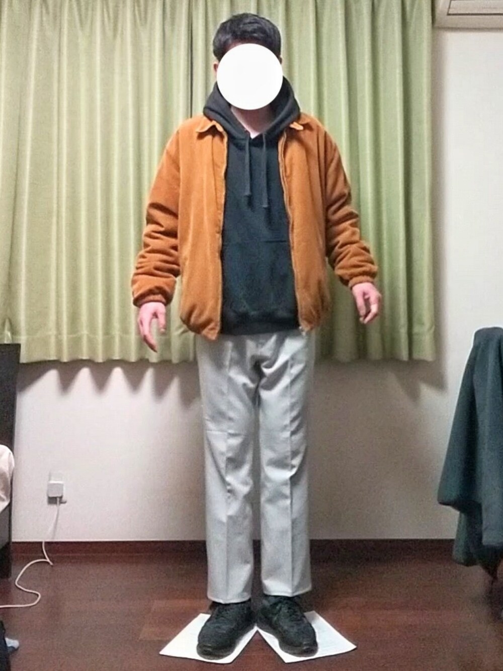 「シンプルコーデ、秋冬コーデ、おしゃれさんと繋がりたい、ラフ、カジュアルコーデ、休日スタイル、コーデュロイ、パーカー、フレアパンツ、スニーカー、ZARA、H&M」｜「ZARAのコーデュロイドリズラーブルゾン（ブルゾン、イエロー系）」を使った、Katzさん（メンズ・179cm）の冬コーディネートの1枚目の写真