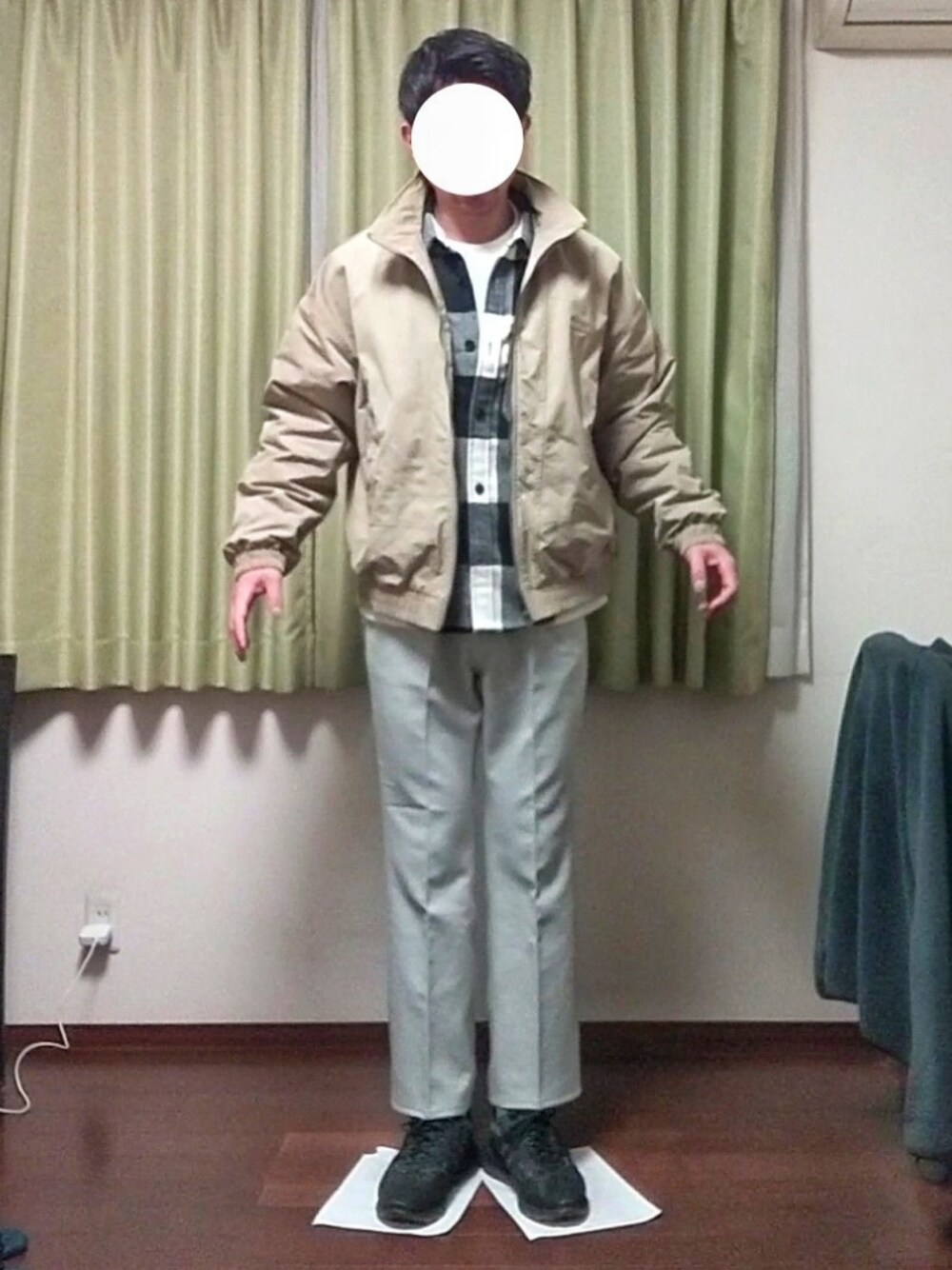 「オトナカジュアル、休日コーデ、春、ラフ、おしゃれさんと繋がりたい、プチプラ、H&M、ブルゾン、チェック、Tシャツ、UNIQLO、フレアパンツ、スニーカー」｜「H&Mのハリントンジャケット（ブルゾン、ベージュ系）」を使った、Katzさん（メンズ・179cm）の春コーディネートの1枚目の写真