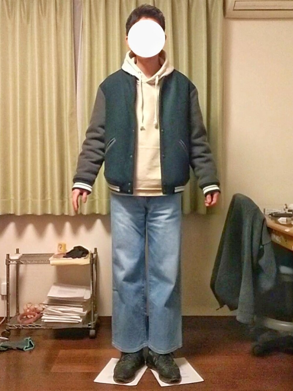 「秋コーデ、冬コーデ、シンプル、カジュアル、ラフ、ビッグシルエット、おしゃれさんと繋がりたい、スタジャン、ZARA、パーカー、ワイドパンツ、デニム、スニーカー」｜「ZARAのアイテム（スタジャン、グリーン系）」を使った、Katzさん（メンズ・179cm）の秋コーディネートの1枚目の写真