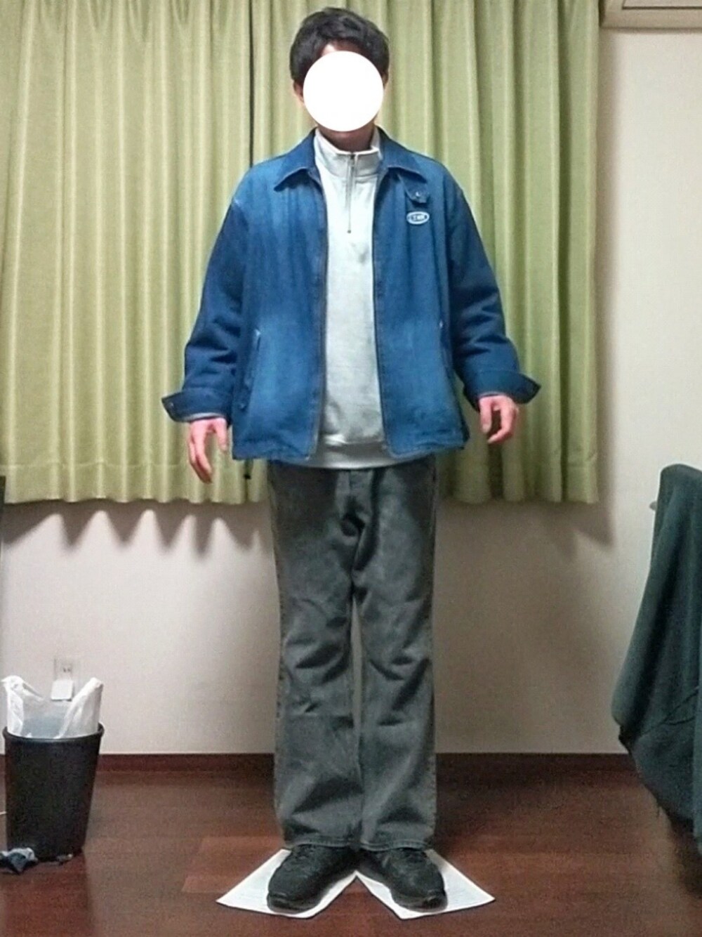 「春コーデ、カジュアル、休日スタイル、ラフ、プチプラ、おしゃれさんと繋がりたい、デニム、ブルゾン、スウェット、フレアパンツ、スニーカー」｜「MONO-MARTの【CODDERR】サークルロゴ刺繍 オーバーサイズブラストデニムブルゾン コーチジャケット（ブルゾン、ブルー系）」を使った、Katzさん（メンズ・179cm）の春コーディネートの1枚目の写真