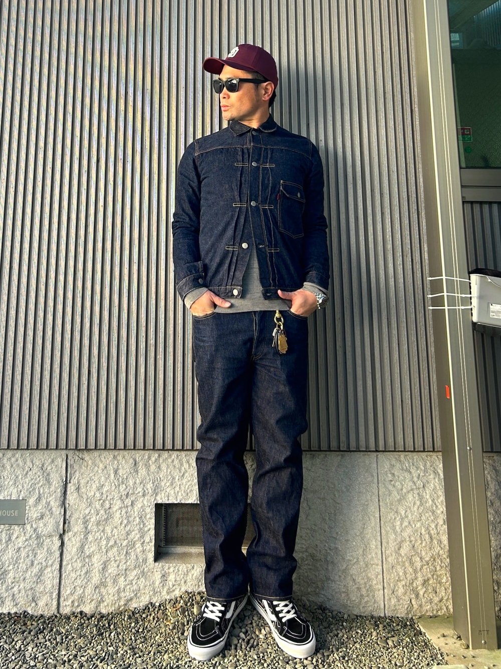 「オトナカジュアル、セットアップ、デニムジャケット、デニムパンツ、デニムオンデニム、キャップ、SK8、ハイカットスニーカー、VANS、春コーデ、ニット、冬コーデ、ラーメン、腰パン」｜「STANDARD CALIFORNIAのSD Baseball Logo Cap（キャップ、レッド系）」を使った、タケウチ☆ボンバイエさん（メンズ・173cm）の冬コーディネートの1枚目の写真