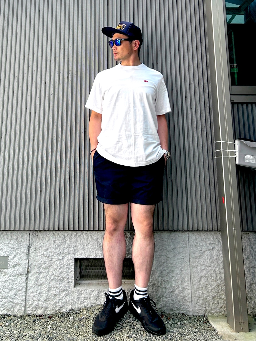 「夏コーデ、アツいコーデ全部見せ、キャップ、白Tシャツ、夏だ！Tシャツ着よう！、短パン、ショートパンツ、スニーカー、靴下、T短スタイル、AIR MAX、supreme、スニーカー×靴下、オトナカジュアル」｜「ゾロ目GO！GO！のアイテム（その他、その他）」を使った、タケウチ☆ボンバイエさん（メンズ・173cm）の夏コーディネートの1枚目の写真