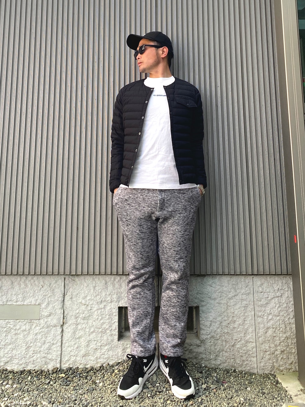 「休日コーデ、シンプル、部屋着、ワンマイルウェア、スニーカーコーデ、ダウンジャケット、ノーカラージャケット、ニットパンツ、白Tシャツ、キャップ、AIR MAX、AIRMAX1、ラクチンコーデ」｜「Ron HermanのRHC R Logo Original Cap（キャップ、ブラック系）」を使った、タケウチ☆ボンバイエさん（メンズ・173cm）の冬コーディネートの1枚目の写真