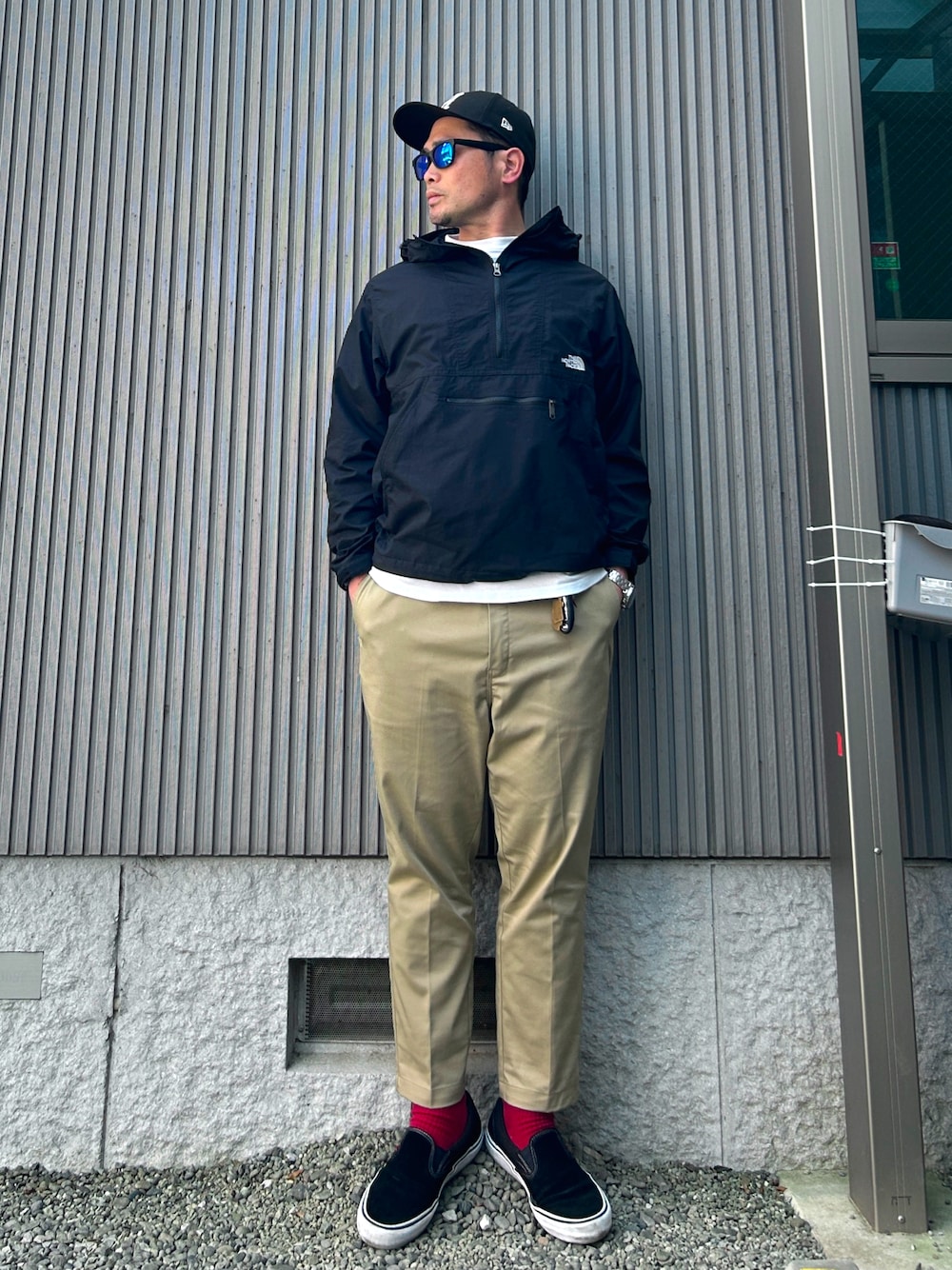 「休日スタイル、大人カジュアル、春コーデ、キャップ、アノラックパーカー、白Tシャツ、アンクルパンツ、スリッポン、スケータースタイル、ラクチンコーデ、サルエルパンツ、松井稼頭央」｜「NEW ERAのHUF x NEW ERA CLASSIC H CAP/ HUF キャップ ニューエラ LP 59FIFTY（キャップ、ブラック系）」を使った、タケウチ☆ボンバイエさん（メンズ・173cm）の春コーディネートの1枚目の写真