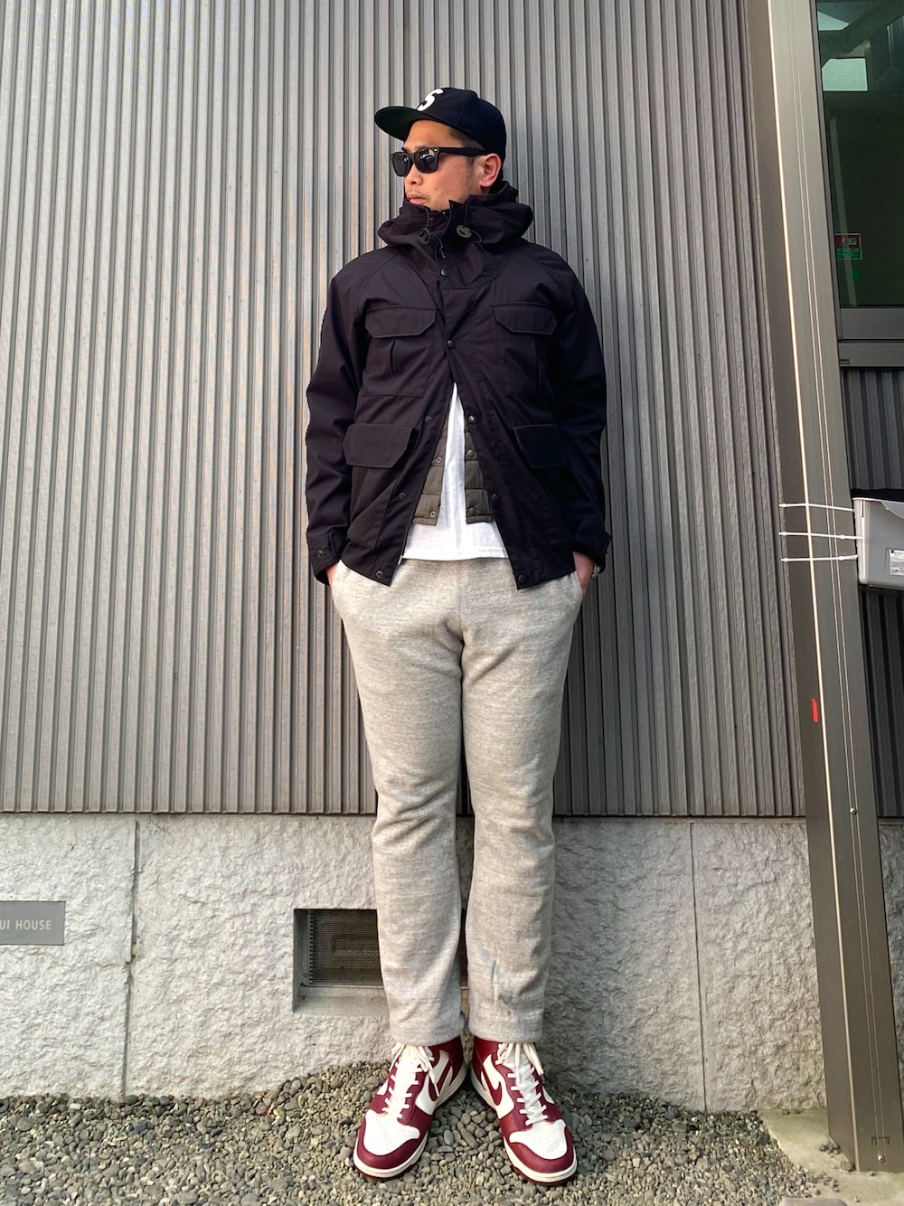 「春服デビュー宣言、オトナカジュアル、マウンテンパーカー、キャップ、インナーダウン、スウェットパンツ、ハイカットスニーカー、dunk、ロンT、春コーデ、リラックススタイル、だらだら、部屋着、独り飲み」｜「Supreme の７ 5/8（キャップ、ブラック系）」を使った、タケウチ☆ボンバイエさん（メンズ・173cm）の春コーディネートの1枚目の写真