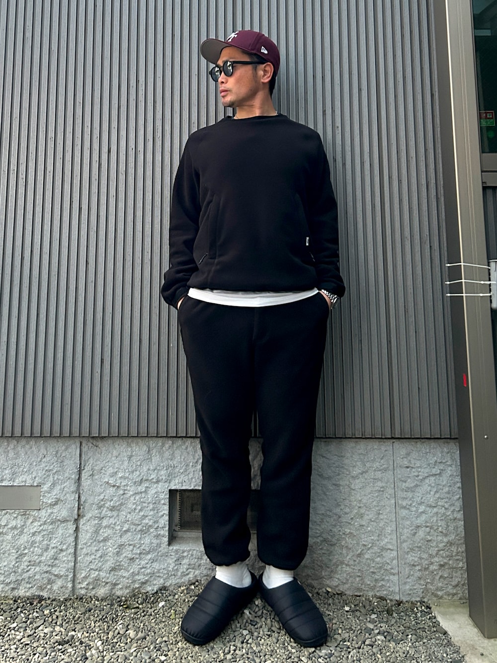 「シンプルコーデ、冬コーデ、部屋着、セットアップ、冬サンダル、大人カジュアル、キャップ、フリース、フリースパンツ、フリースプルオーバー、ラクチンコーデ、差し色」｜「月見そばのアイテム（その他、その他）」を使った、タケウチ☆ボンバイエさん（メンズ・173cm）の冬コーディネートの1枚目の写真