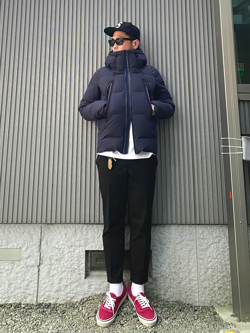 「春服デビュー宣言、シンプル、ダウンジャケット、アンクルパンツ、スニーカー、キャップ、supreme、オトナカジュアル、ロンT、BEAMS DESIGN、スケータースタイル、冬コーデ、休日スタイル」｜「Supreme の７ 5/8（キャップ、ブラック系）」を使った、タケウチ☆ボンバイエさん（メンズ・173cm）の春コーディネートの1枚目の写真