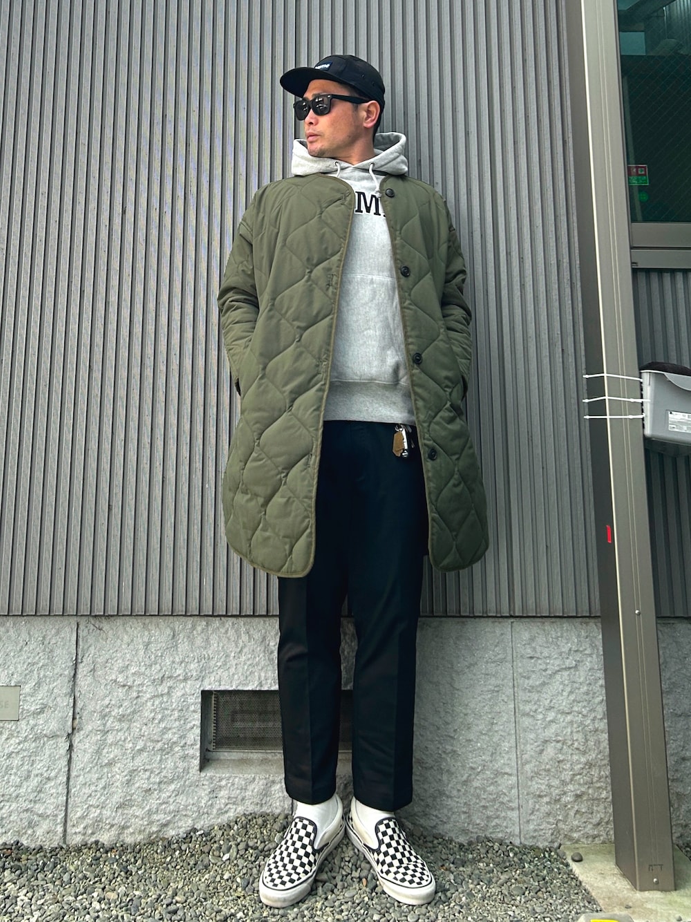 「大人カジュアル、スケータースタイル、キャップ、キルティングコート、パーカー、アンクルパンツ、スリッポン、冬コーデ、MoMA、チェック、ラクチンコーデ、冬アウター、supreme、恵方巻き」｜「自作Supremeジェットキャップのアイテム（キャップ、ブラック系）」を使った、タケウチ☆ボンバイエさん（メンズ・173cm）の冬コーディネートの1枚目の写真