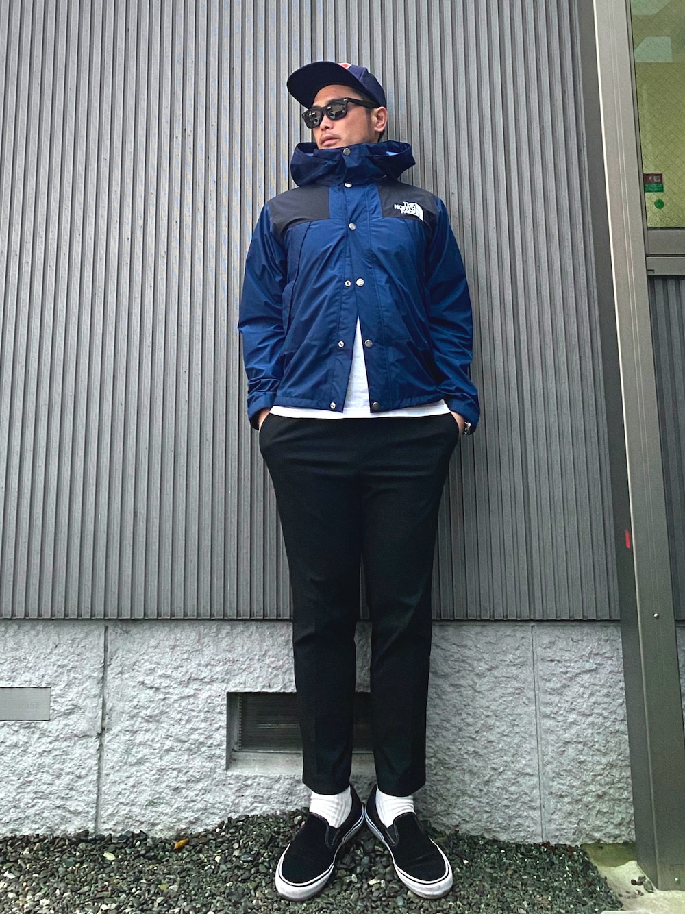 「シンプルコーデ、大人カジュアル、雨の日コーデ、梅雨、バックプリント、マウンテンパーカー、キャップ、アンクルパンツ、スリッポン、白Tシャツ、ゴアテックス」｜「自作スタカリキャップ②のアイテム（キャップ、ブルー系）」を使った、タケウチ☆ボンバイエさん（メンズ・173cm）の夏コーディネートの1枚目の写真