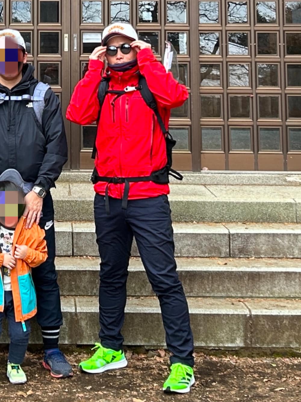 「オトナカジュアル、登山、山登りスタイル、必勝祈願、キャップ、マウンテンパーカー、クライミングパンツ、ランニングシューズ、バックパック、ネオンカラー、目立つ、防水、スポーツミックス、冬コーデ」｜「必勝祈願のアイテム（その他、レッド系）」を使った、タケウチ☆ボンバイエさん（メンズ・173cm）の冬コーディネートの1枚目の写真