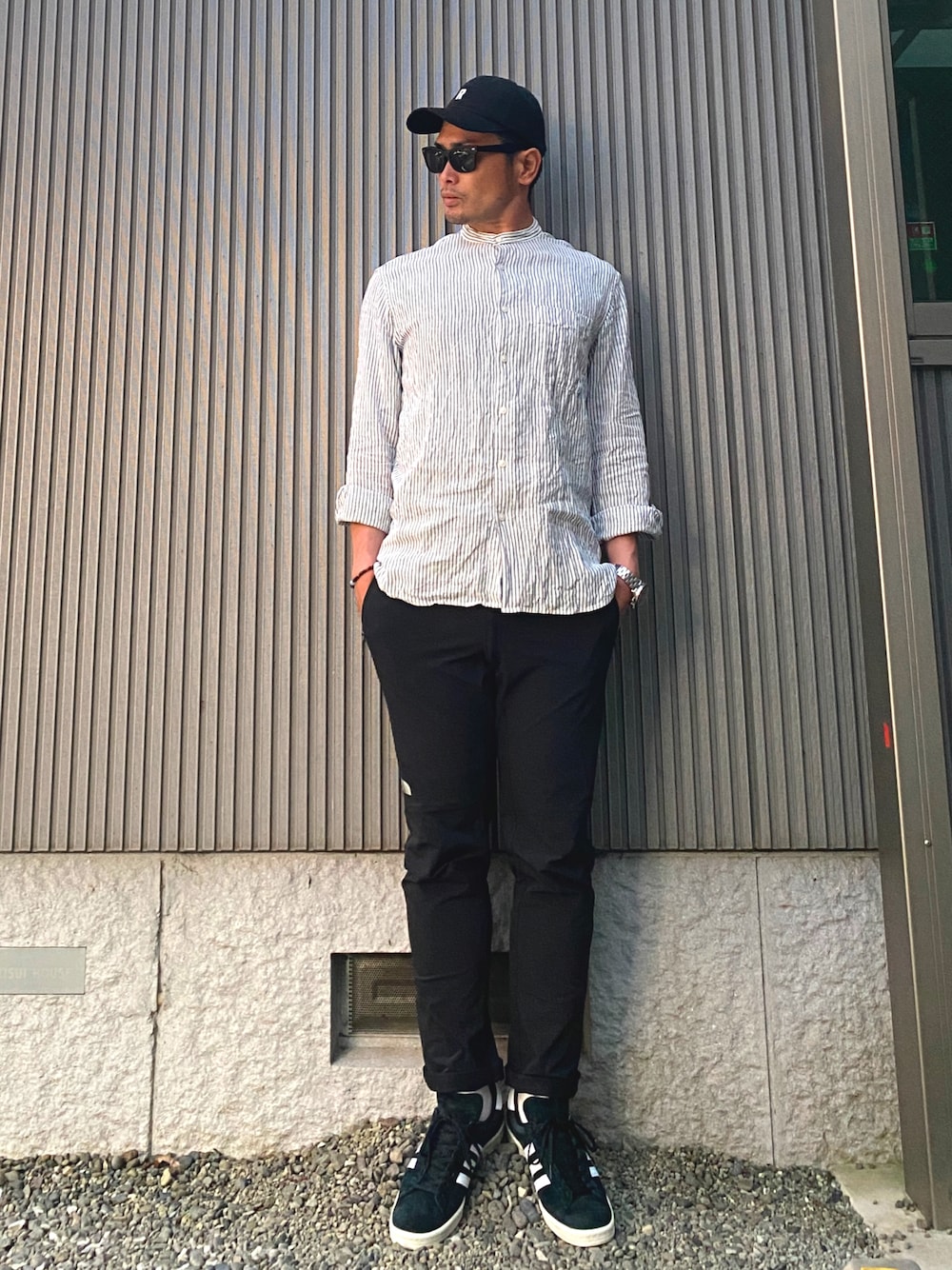「秋ルック紹介するよ、シンプルスタイル、オトナカジュアル、モノトーンコーデ、ストライプ、クライミングパンツ、ラクチンコーデ、キャップ、ノーカラーシャツ、スニーカー、slumdunk、スラムダンク」｜「Ron HermanのRHC R Logo Original Cap（キャップ、ブラック系）」を使った、タケウチ☆ボンバイエさん（メンズ・173cm）の秋コーディネートの1枚目の写真