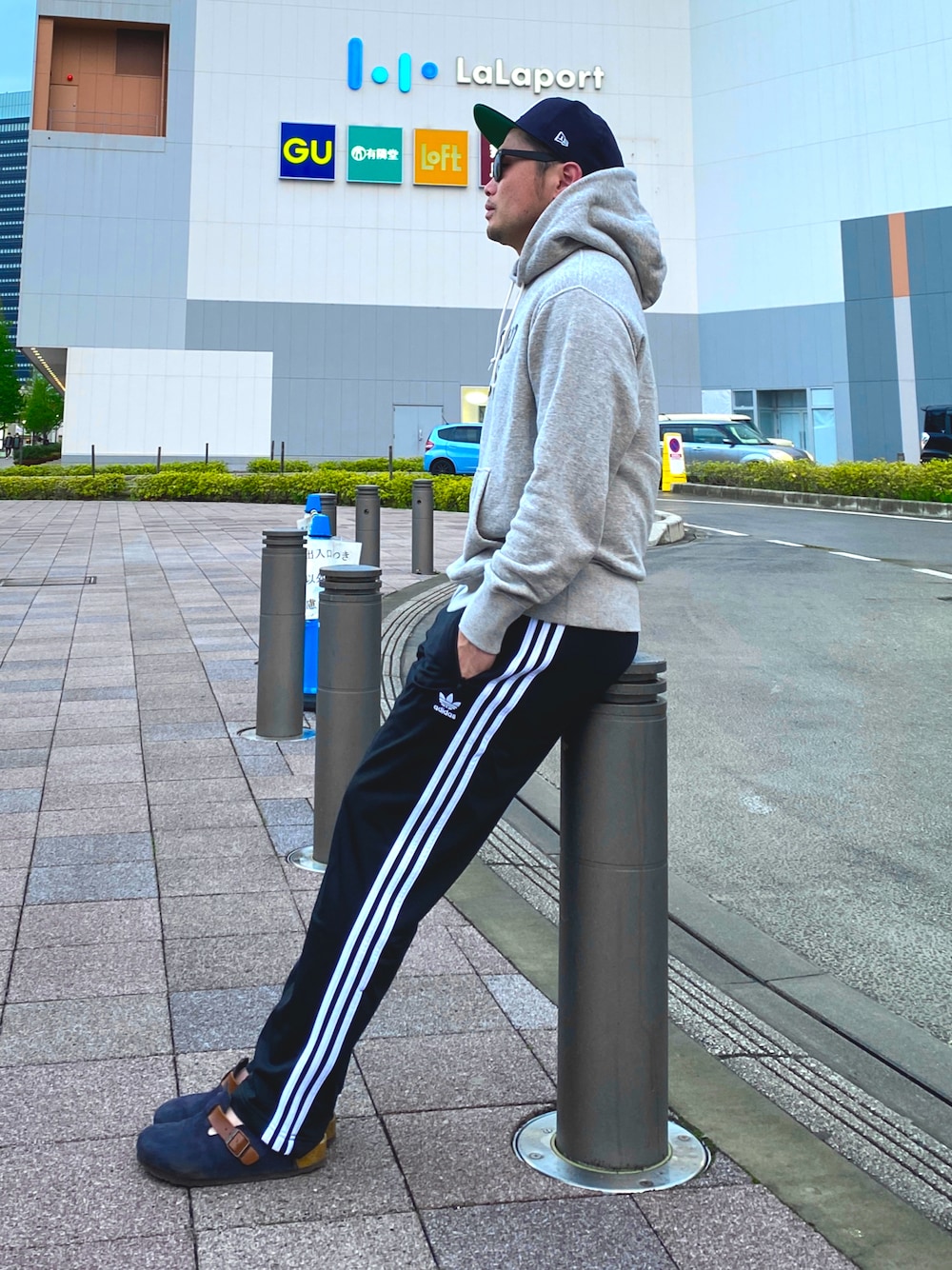 「シンプル、オトナカジュアル、ゆるコーデ、ラクチンコーデ、寝巻き、ジャージ、トラックパンツ、パーカー、キャップ、ソフトボール、試合帰りスタイル、疲労困憊」｜「NEW ERAの広島東洋カープ（キャップ、ブルー系）」を使った、タケウチ☆ボンバイエさん（メンズ・173cm）の春コーディネートの1枚目の写真
