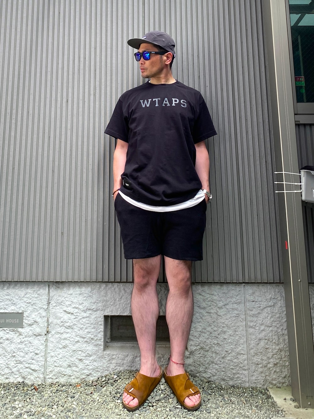 「大人カジュアル、ブラックコーデ、サンダル、黒Tシャツ、Tシャツ、短パン、ショートパンツ、パイル、キャップ、サングラス、wtaps、T短スタイル、ラクチンコーデ」｜「patagoniaのアイテム（キャップ、ブラック系）」を使った、タケウチ☆ボンバイエさん（メンズ・173cm）の夏コーディネートの1枚目の写真