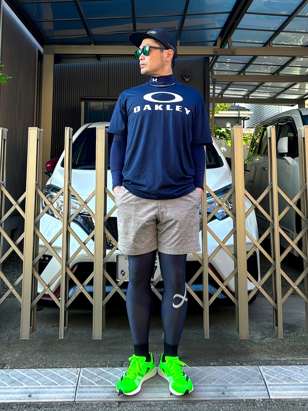 「秋っぽコーデ更新中、スポーツミックス、秋コーデ、運動会、キャップ、Tシャツ、アンダーアーマー、短パン、ショートパンツ、タイツ、スポーツレギンス、ランニングシューズ、ネオンカラー」｜「地域の運動会のアイテム（その他、その他）」を使った、タケウチ☆ボンバイエさん（メンズ・173cm）の秋コーディネートの1枚目の写真