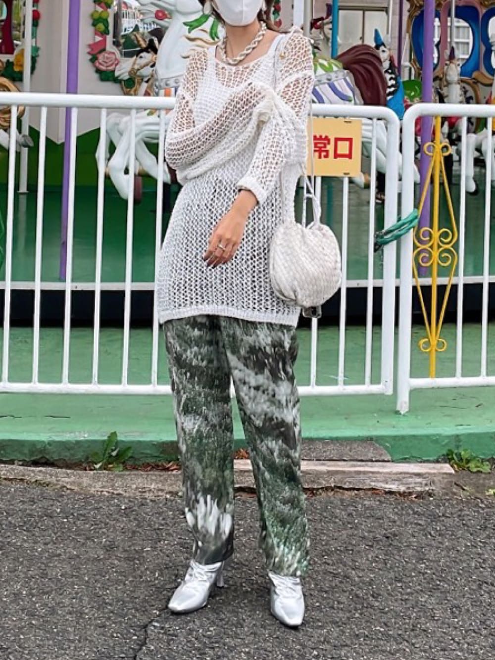 「秋服コーデ、パンツスタイル、大人女子、ラクチンコーデ、アメリヴィンテージ、amerivintage、AMERI、おしゃれさんと繋がりたい、ショートブーツ、骨格ウェーブ、秋のコーデ、緑コーデ、差し色」｜「Ameriのアイテム（パンツ、グリーン系）」を使った、Mさん（レディース・157cm）の秋コーディネートの1枚目の写真