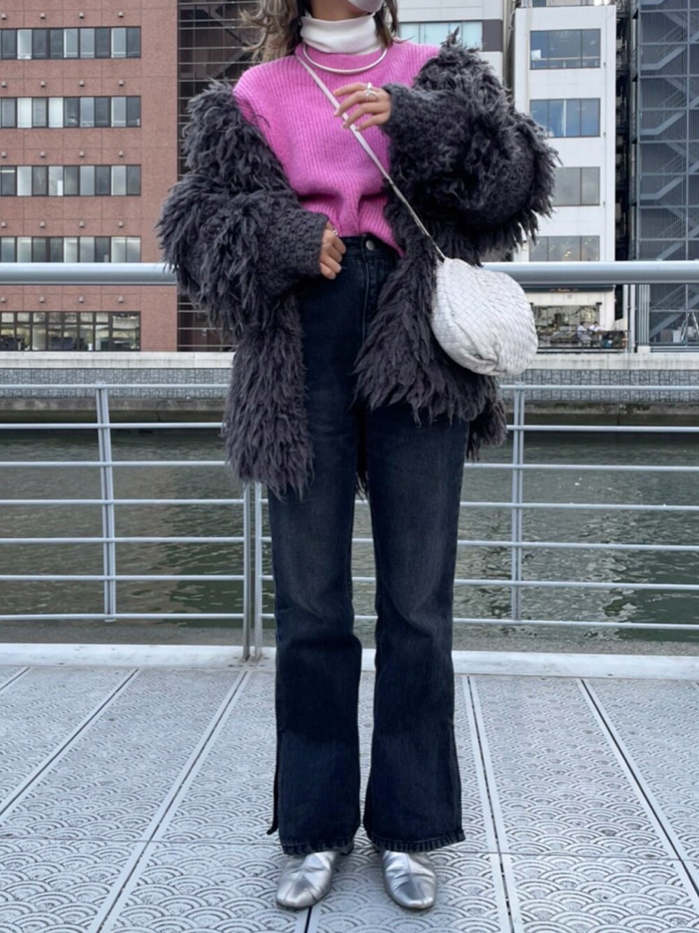 「私の推しブランド、休日スタイル、オトナ女子、ootd、オトナカジュアル、ボリューム袖、プチプラ、ハイネック、ピンク」｜「UNITED TOKYOの≪WEB限定≫レザーライクスクエアブーツ（ブーツ、シルバー系）」を使った、Mさん（レディース・157cm）の冬コーディネートの1枚目の写真