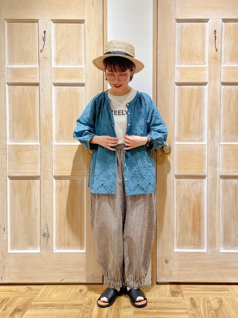ホワイト系のTシャツ/カットソー、グリーン系のシャツ/ブラウス、ベージュ系のその他パンツを着用したレディースの夏コーディネートの1枚目の写真