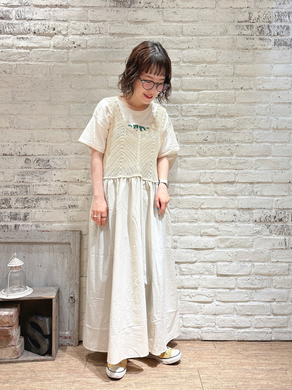 ホワイト系のTシャツ/カットソー、ホワイト系のワンピース、その他のその他雑貨を着用したレディースの夏コーディネートの1枚目の写真