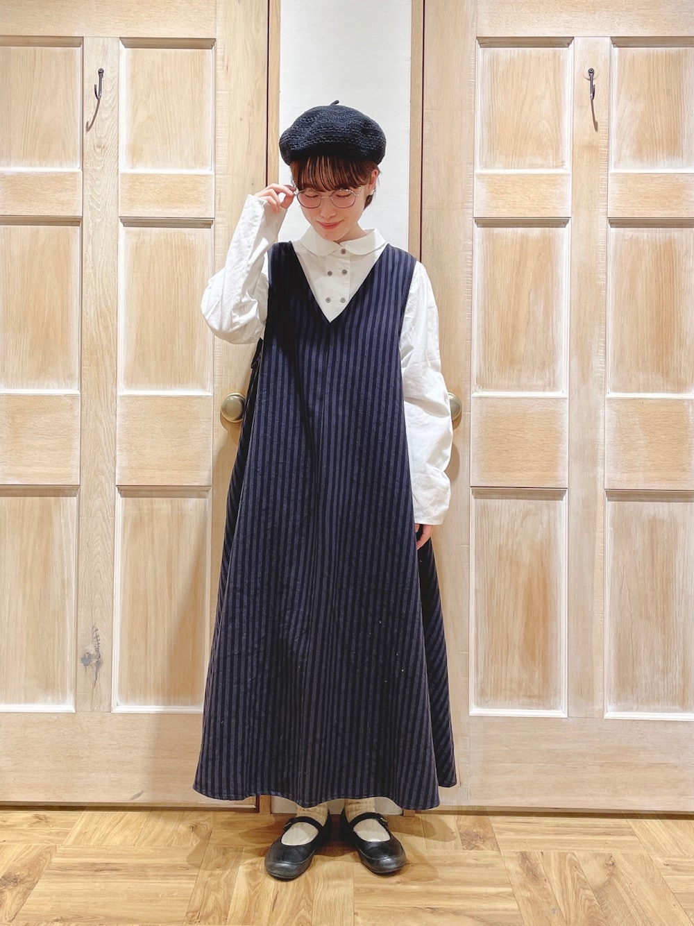 「Samansa Mos2、サマンサ モスモス(Samansa Mos2)、SM2、モノトーンコーデ、大人かわいい、ゆるコーデ、リラックススタイル、春コーデ、ジャンパースカート、ストライプ、丸襟、シャツスタイル、ダブルボタン、ベレー帽、低身長」｜「Samansa Mos2のダブル釦ブラウス（シャツ/ブラウス、ホワイト系）」を使った、はまなかさん（レディース・151cm）の冬コーディネートの1枚目の写真